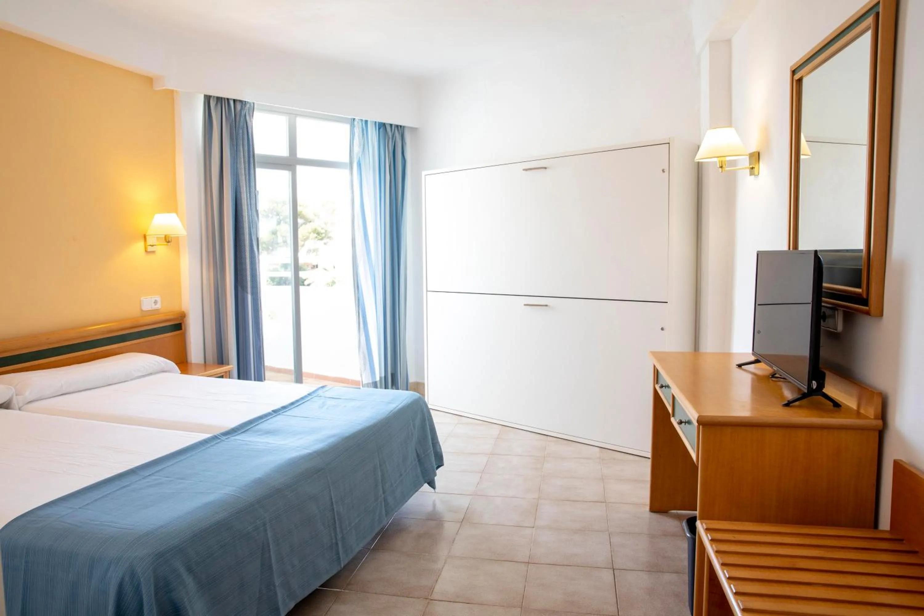 Bedroom, Bed in Gavimar Cala Gran Hotel and Apartments