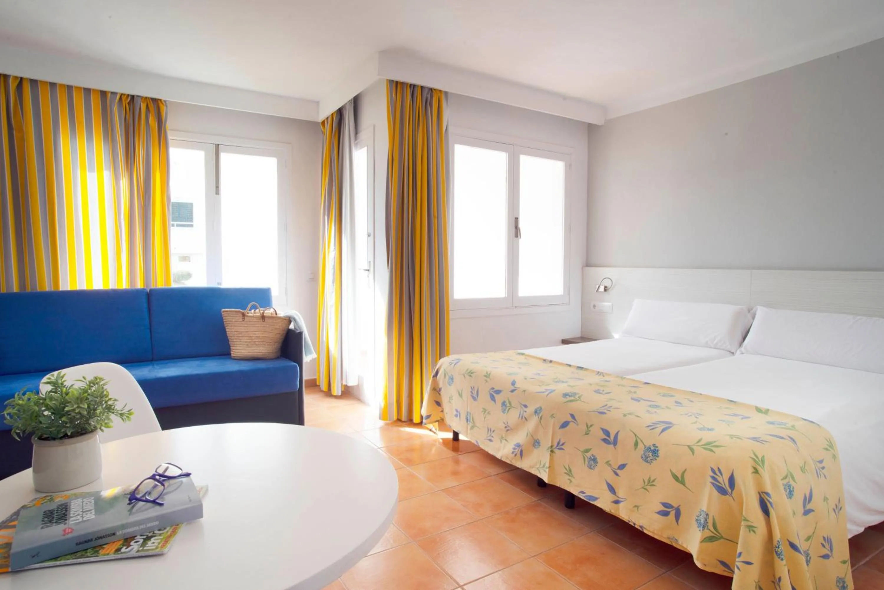 Seating area, Bed in Gavimar Cala Gran Hotel and Apartments