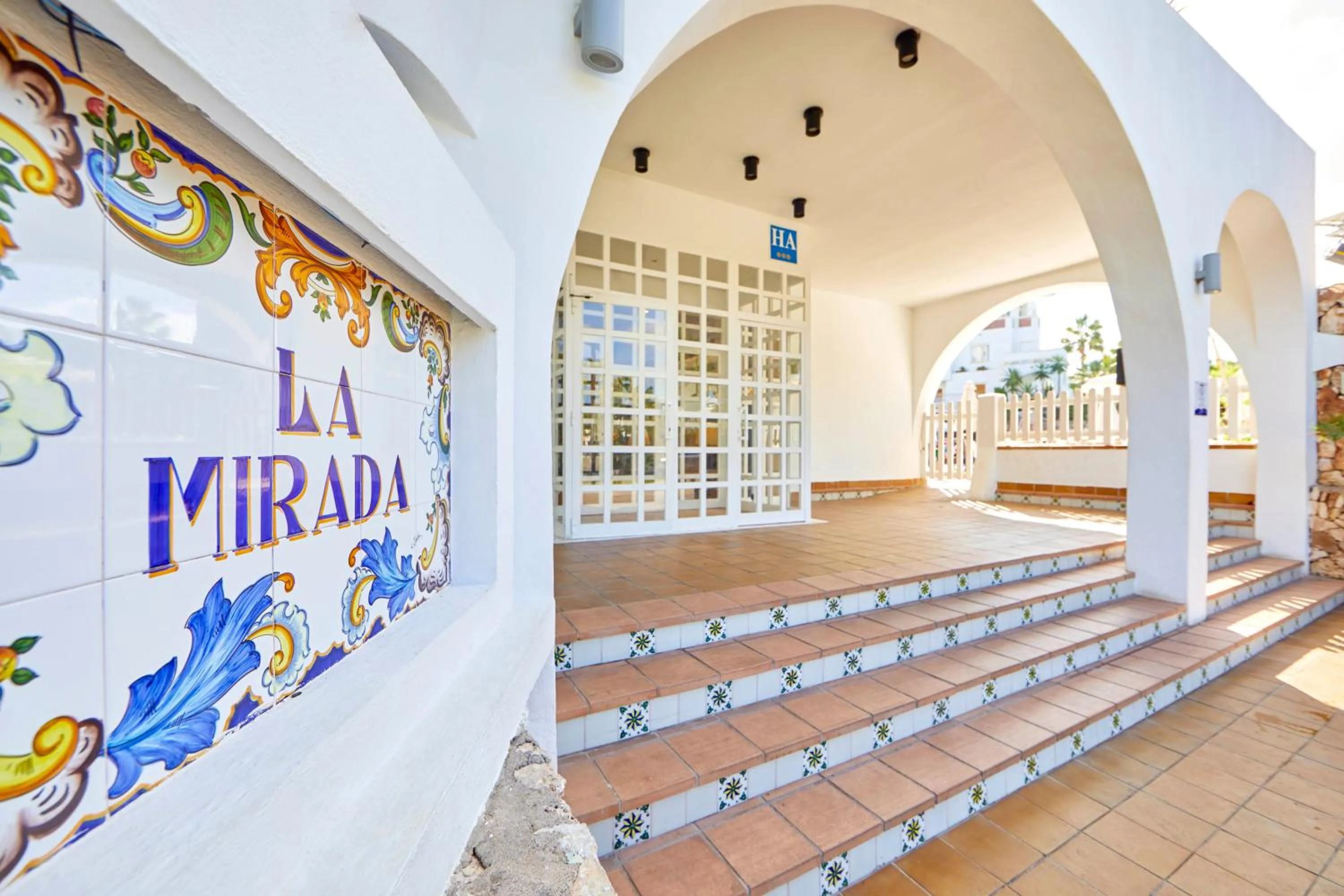Facade/entrance in Gavimar La Mirada Hotel and Apartments