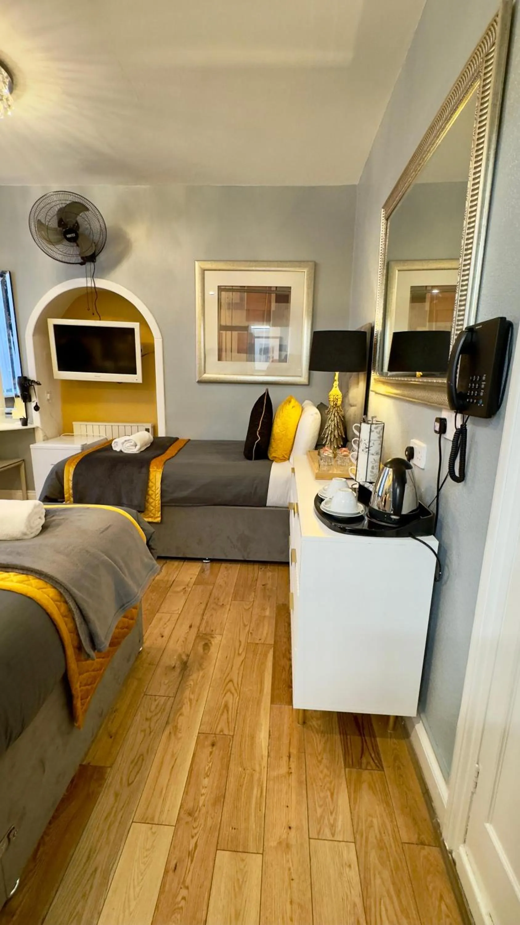 Bed in Piccolino Hyde Park Hotel