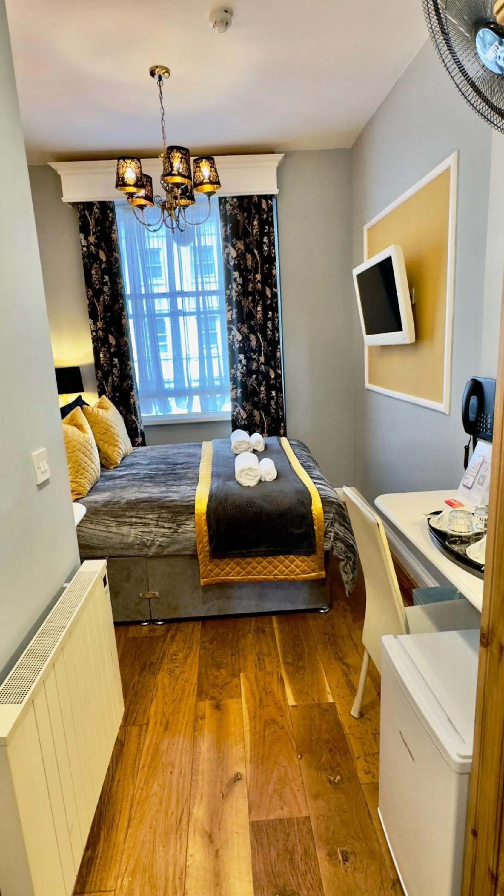 Bed in Piccolino Hyde Park Hotel