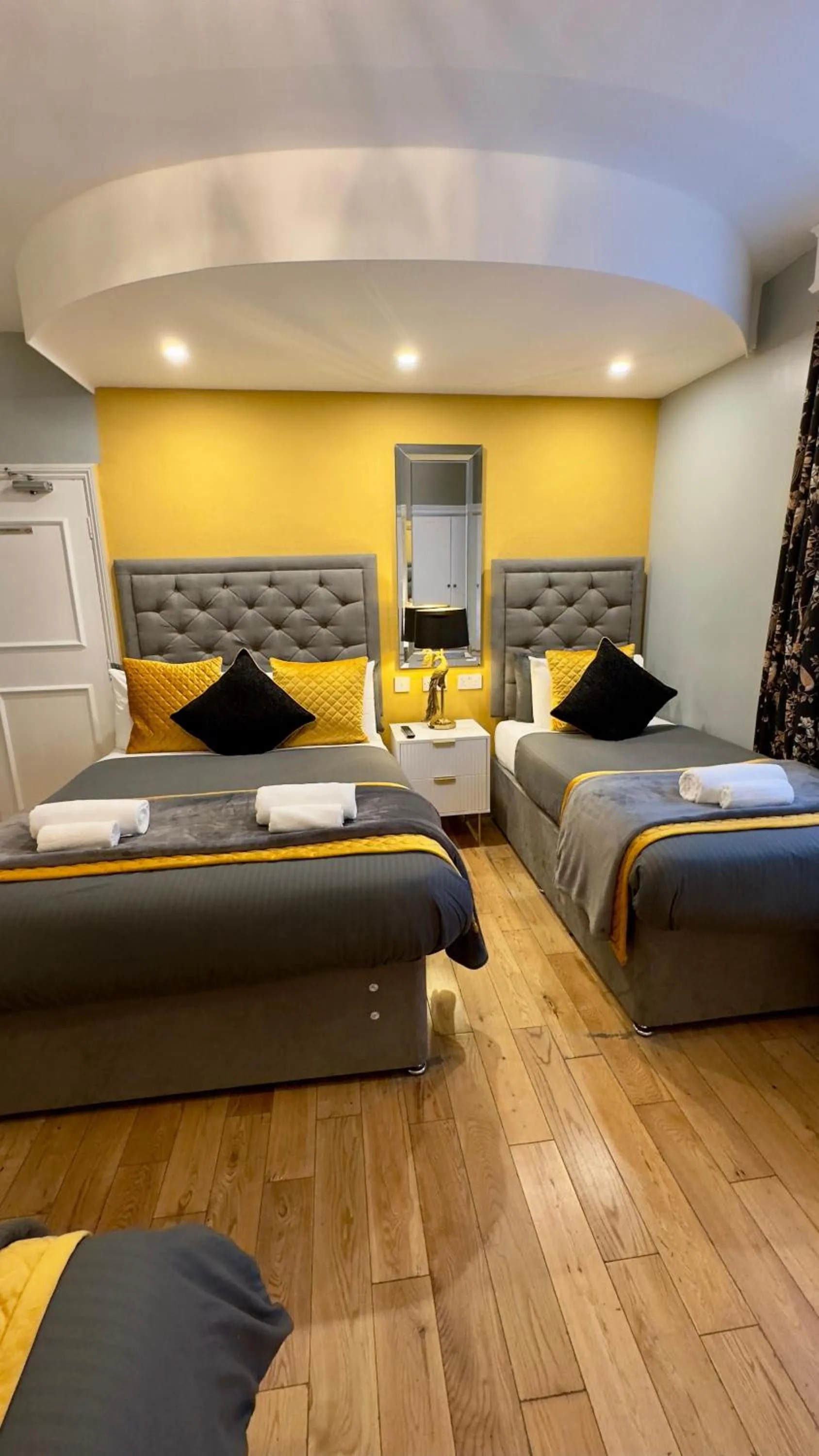 Bed in Piccolino Hyde Park Hotel