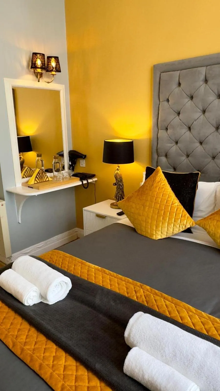 Bed in Piccolino Hyde Park Hotel