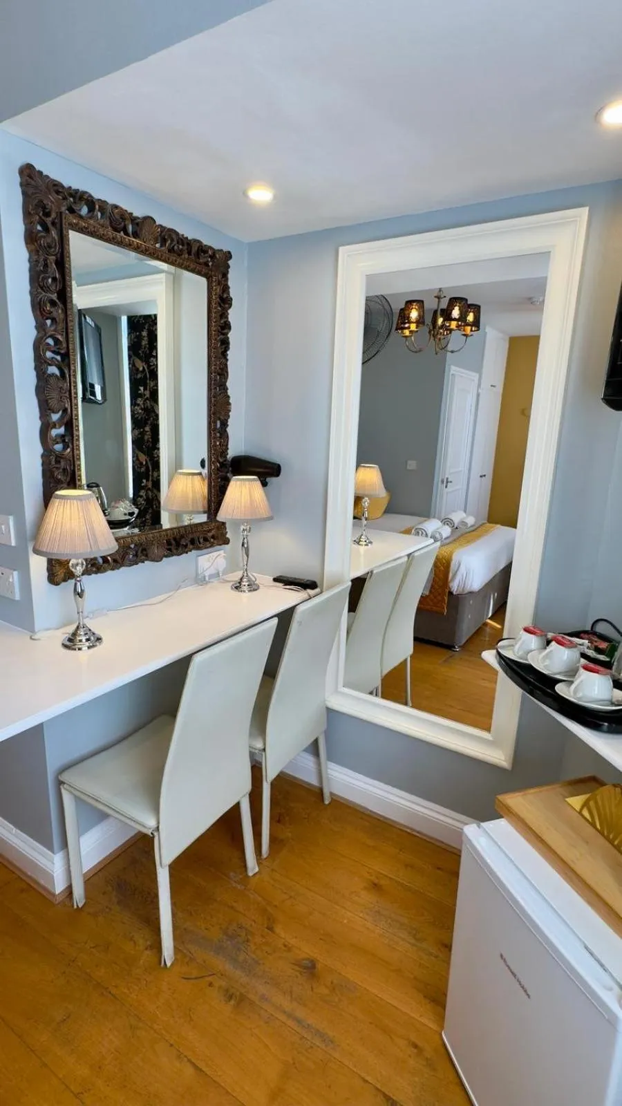 Seating area in Piccolino Hyde Park Hotel