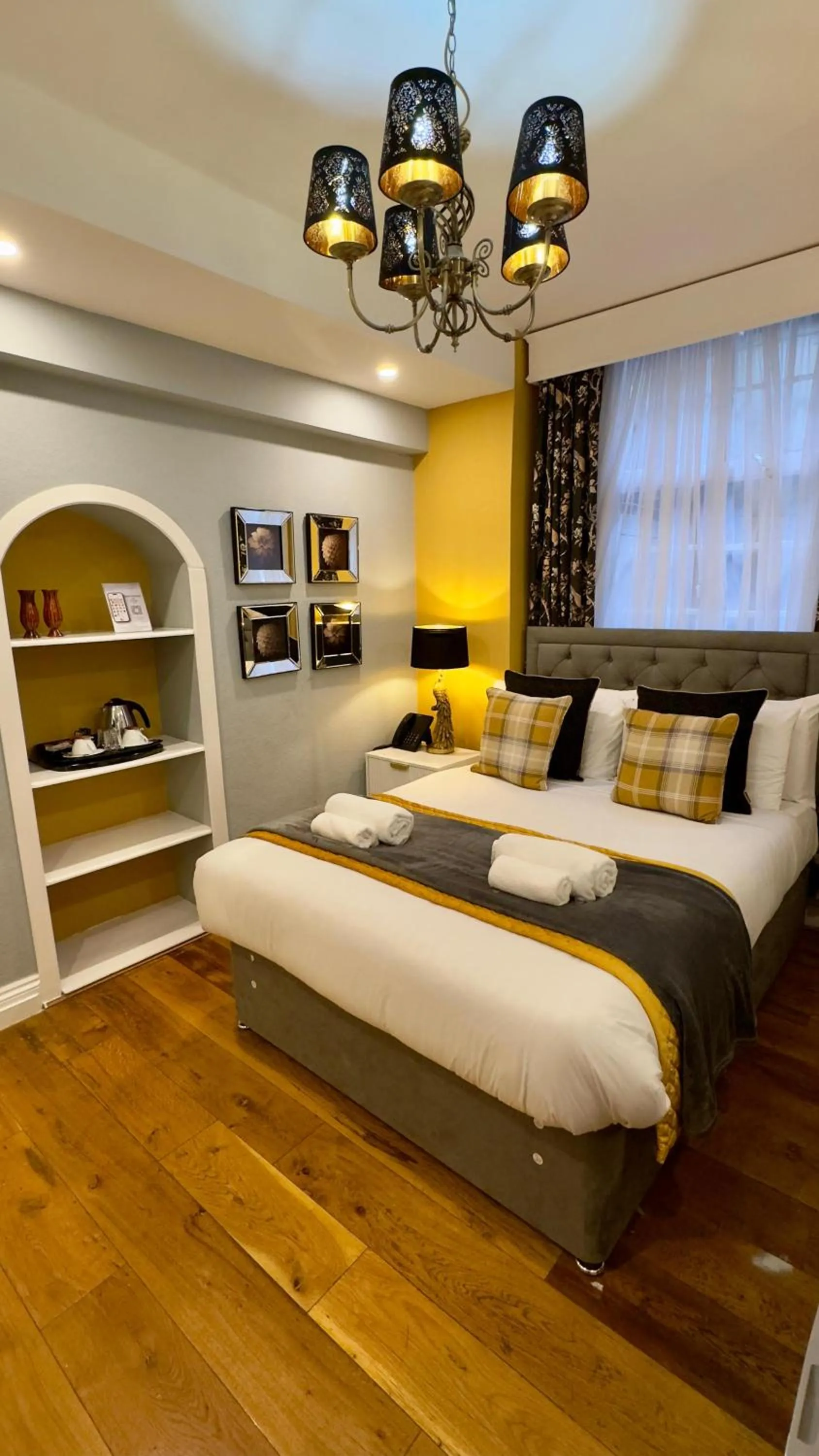 Bed in Piccolino Hyde Park Hotel