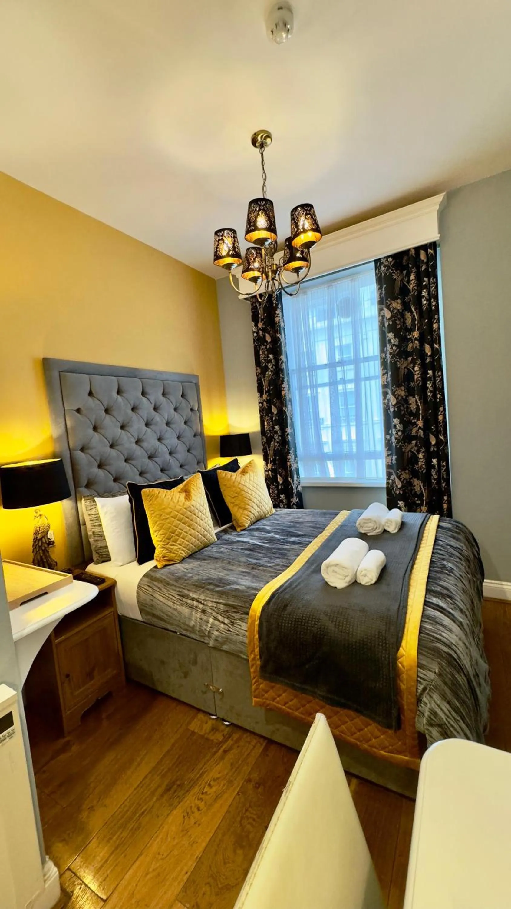 Bed in Piccolino Hyde Park Hotel