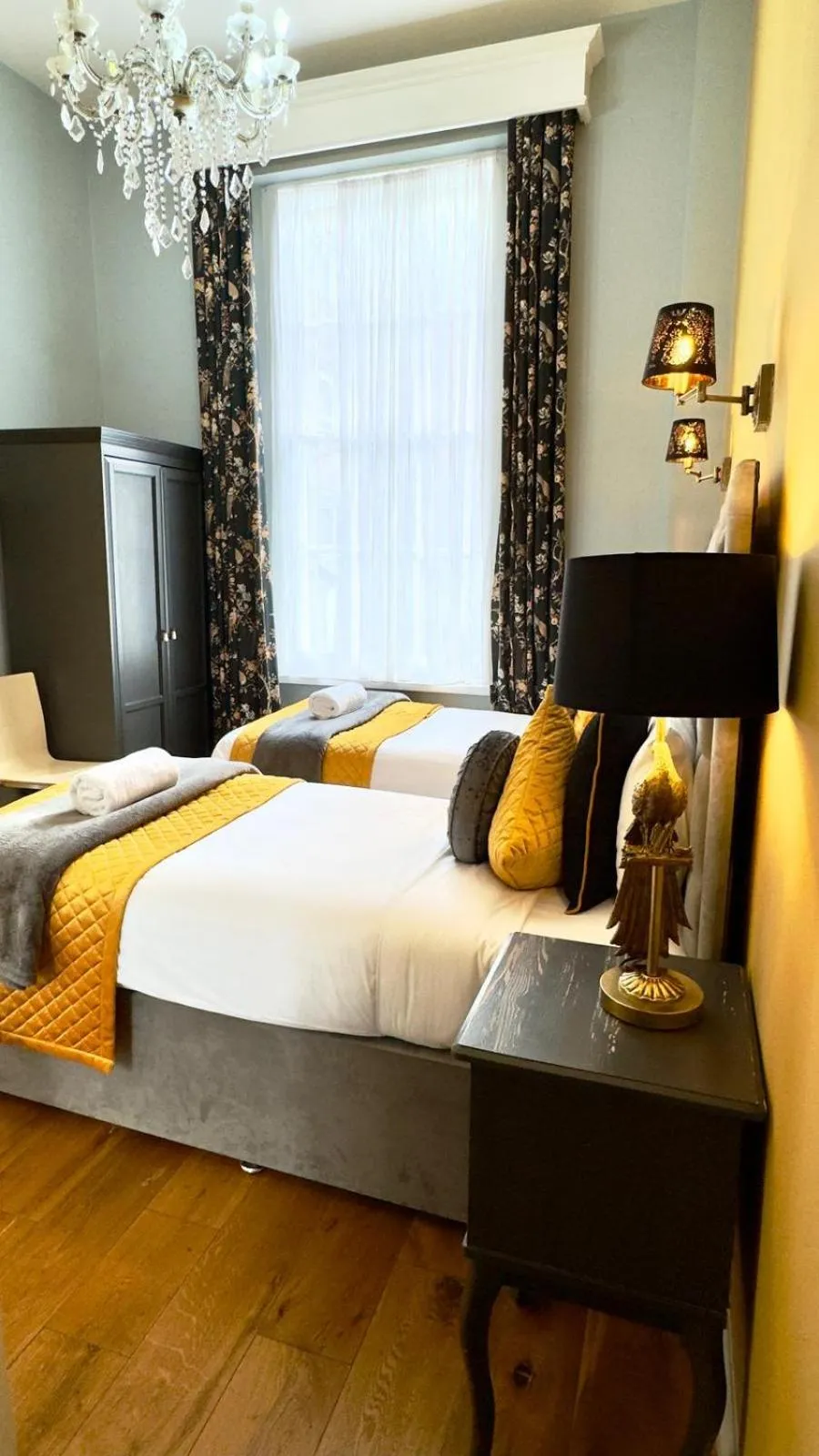 Bed in Piccolino Hyde Park Hotel