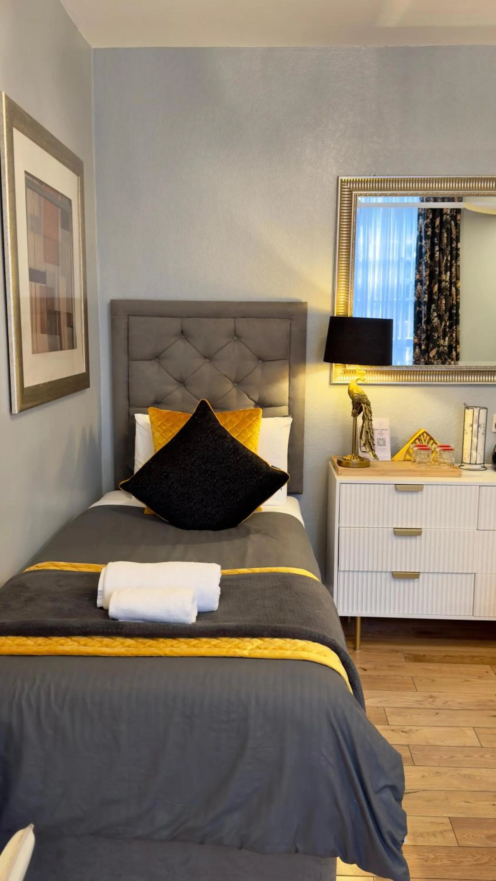 Bed in Piccolino Hyde Park Hotel