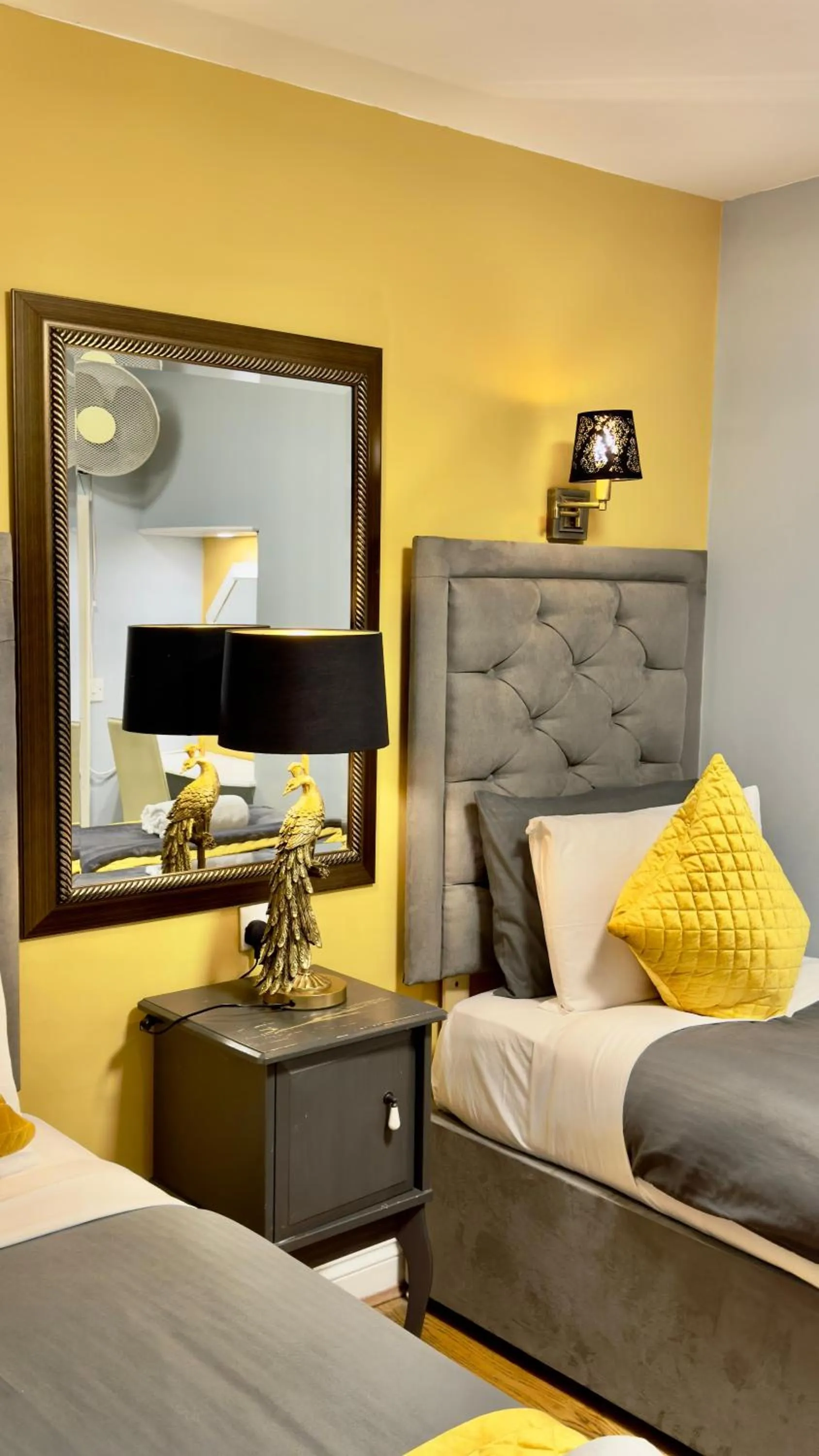 Bed in Piccolino Hyde Park Hotel