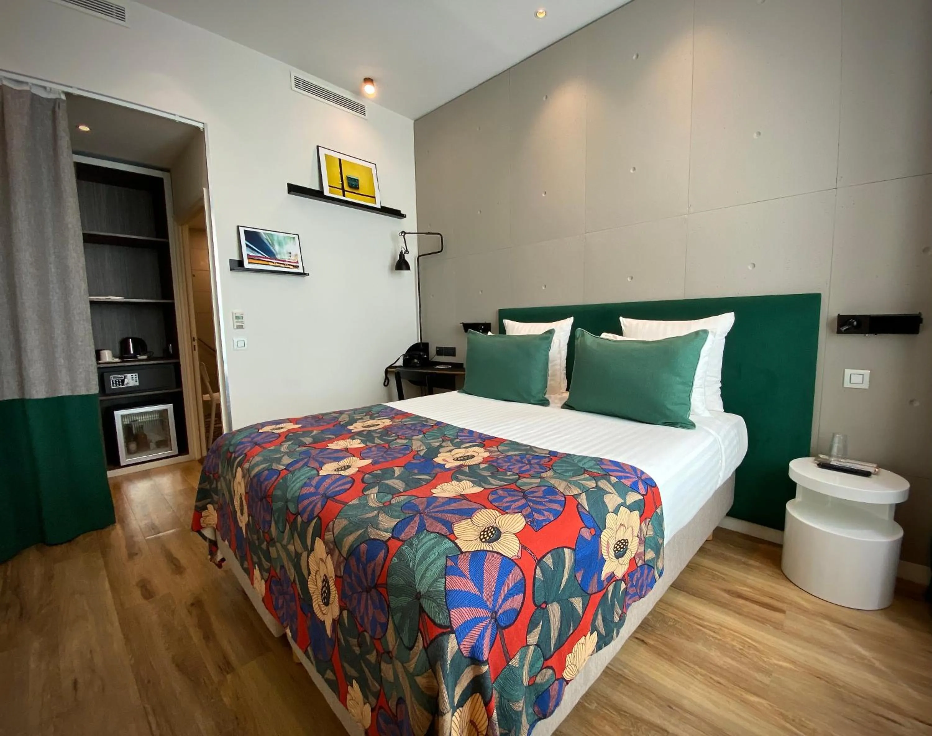 Photo of the whole room, Bed in Le Basile Hôtel