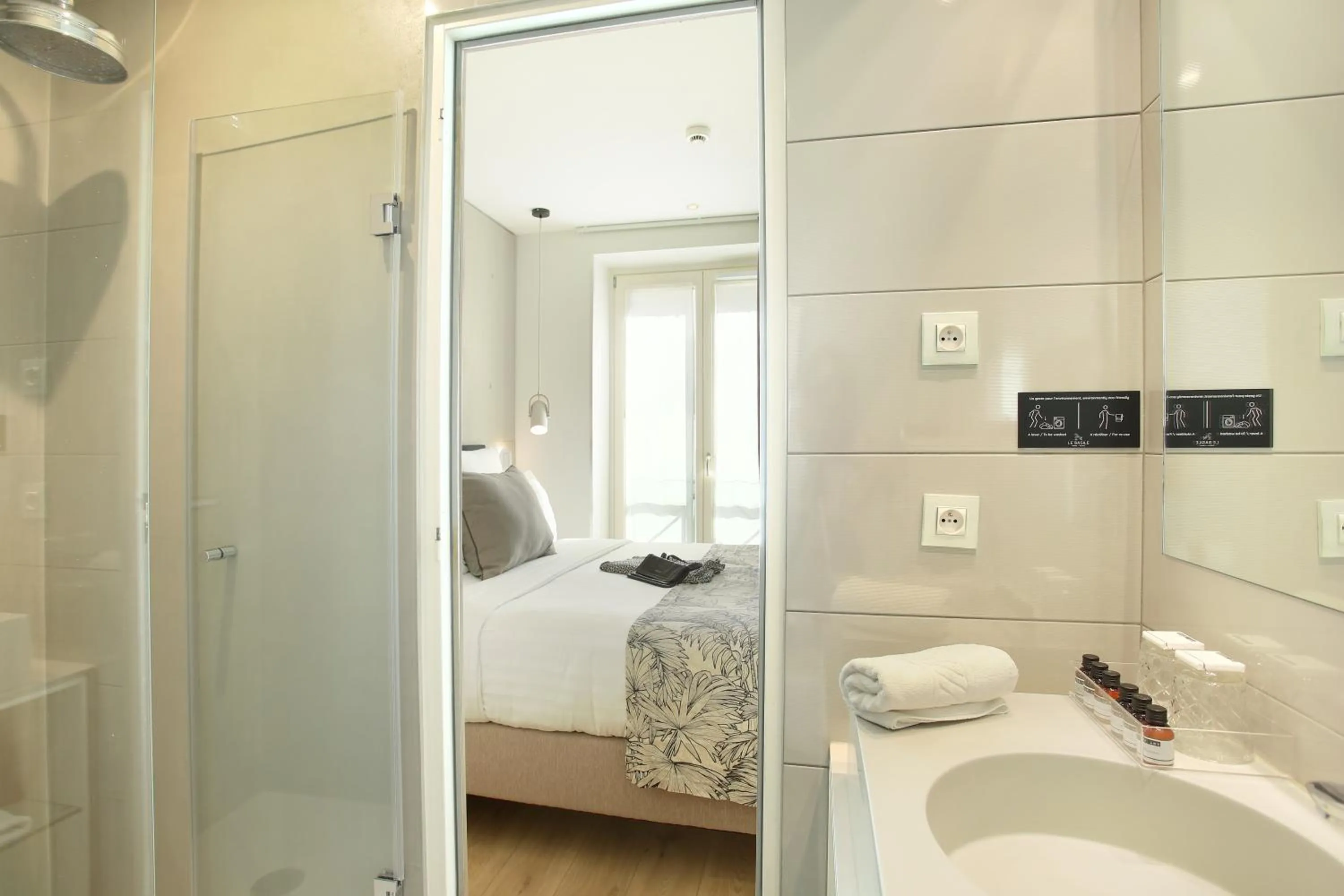 Bathroom, Bed in Le Basile Hôtel