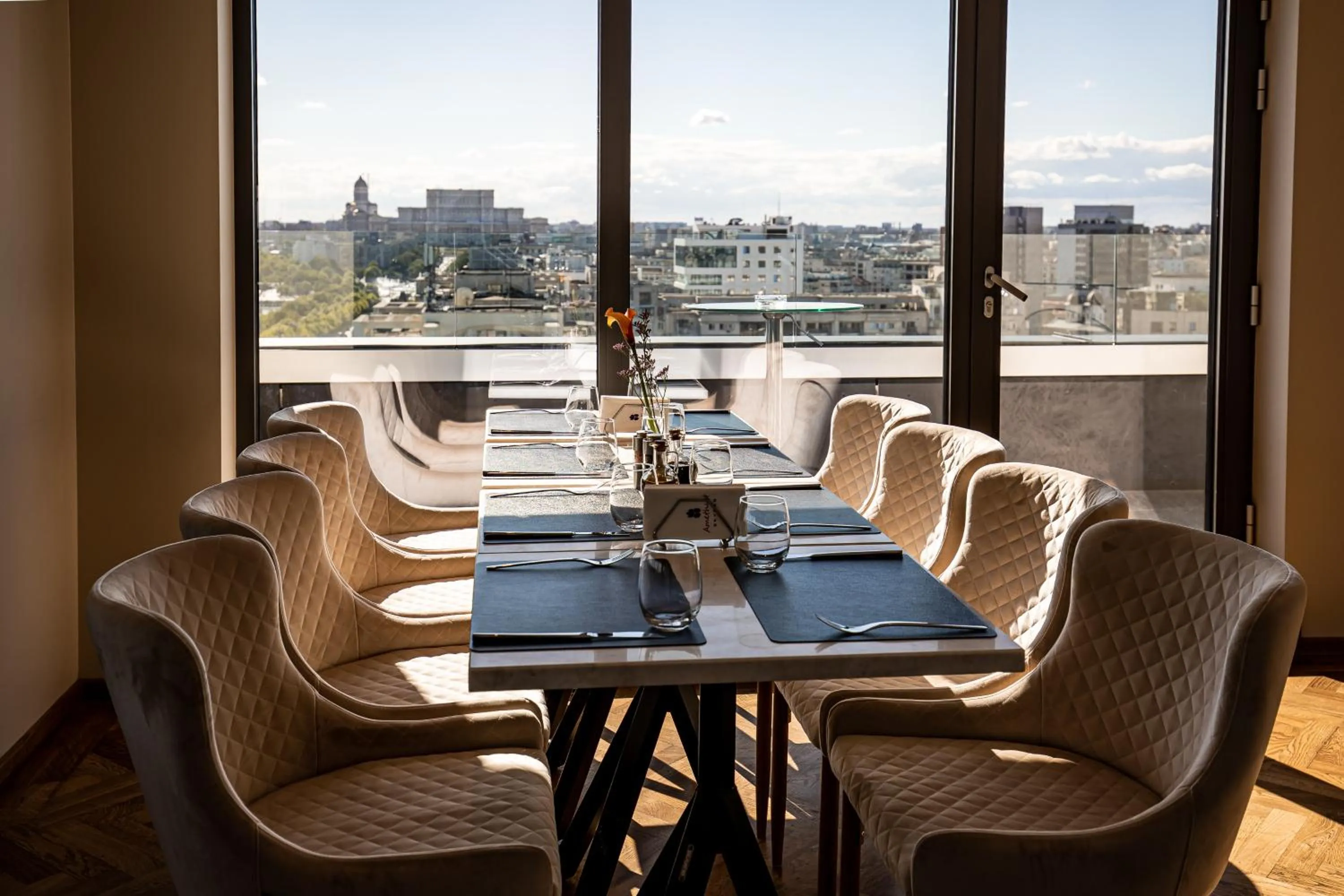 Restaurant/places to eat in Union Plaza Hotel