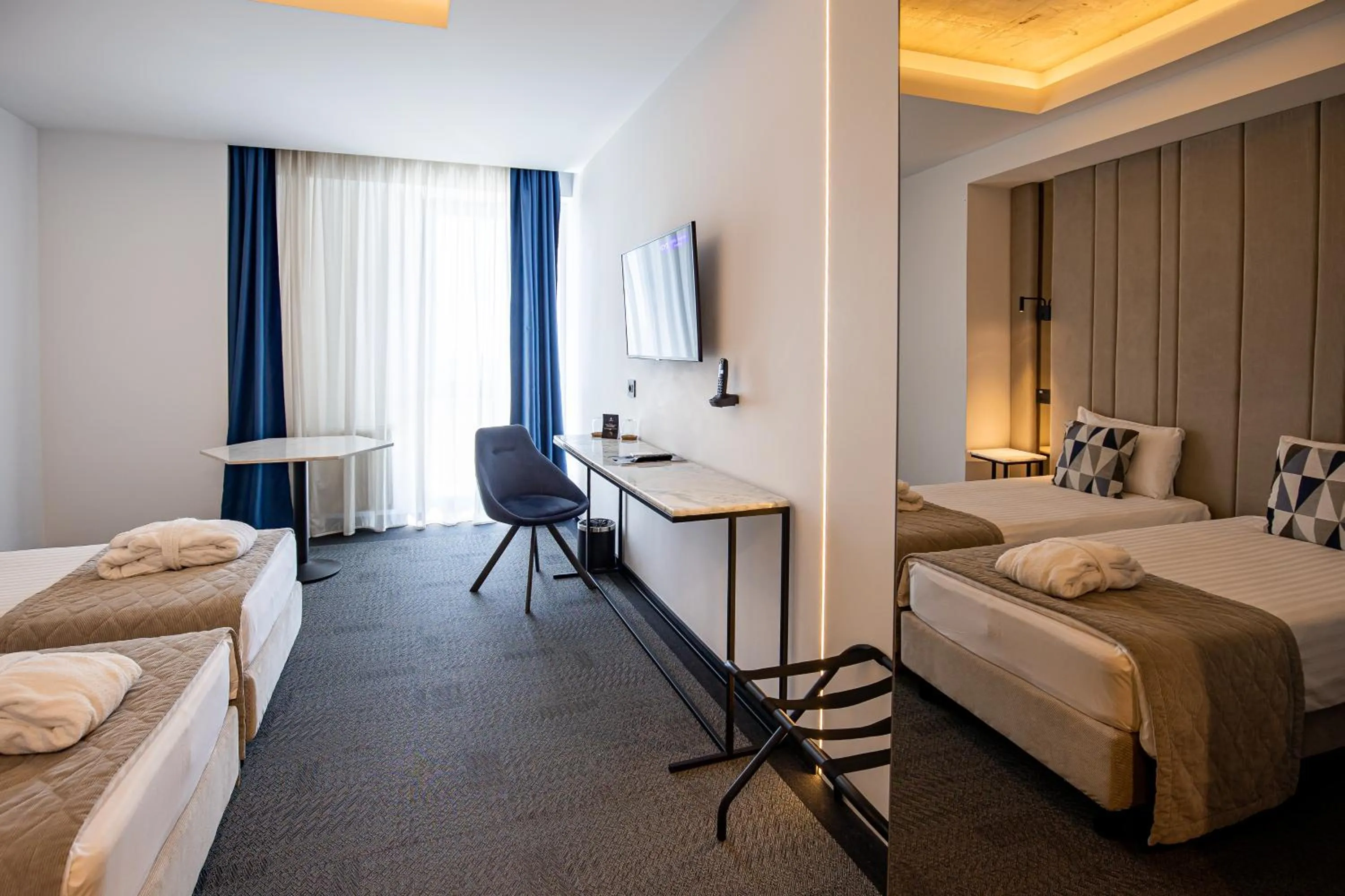 Photo of the whole room, Bed in Union Plaza Hotel