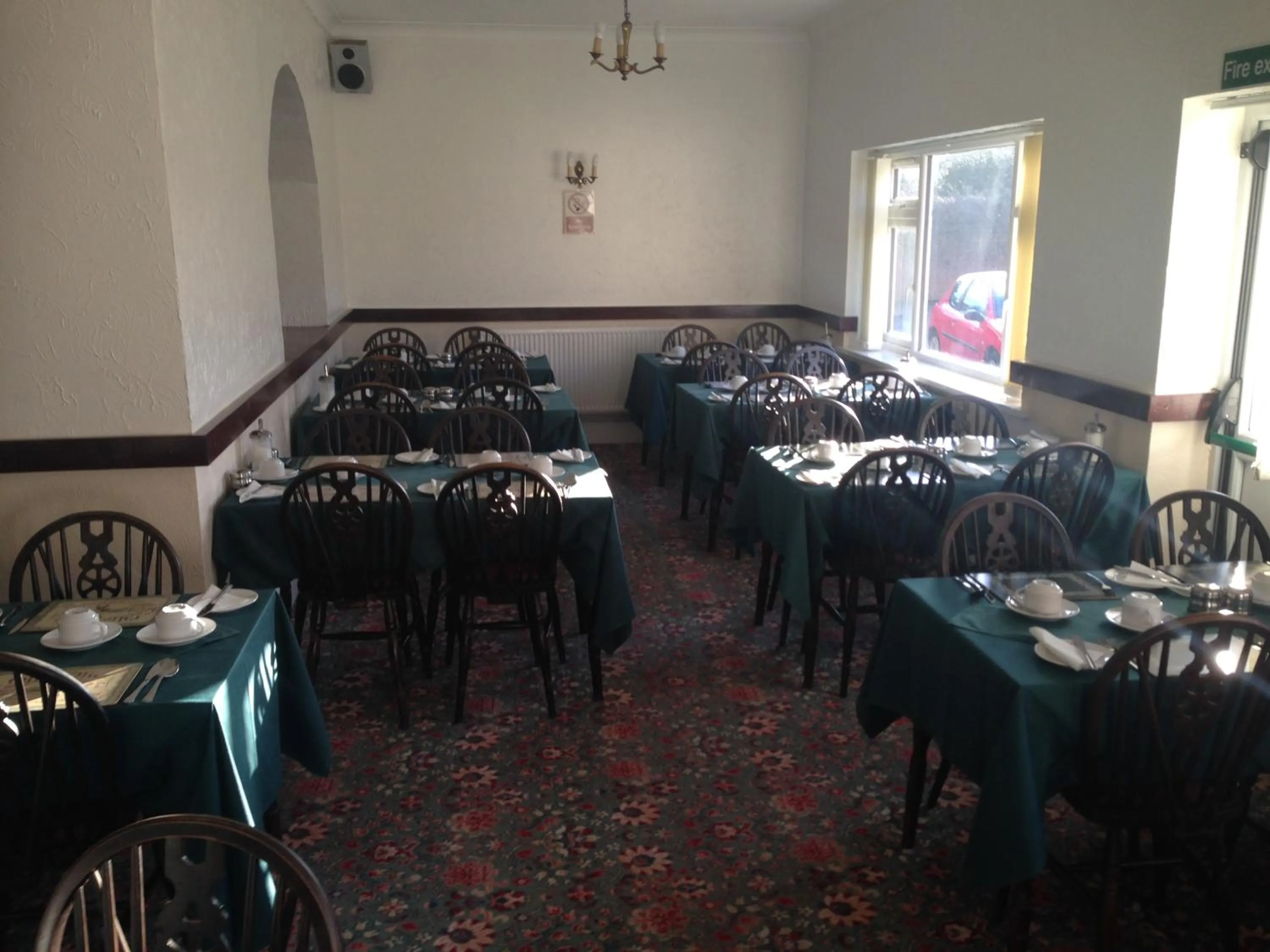 Restaurant/places to eat in Elmhurst Hotel