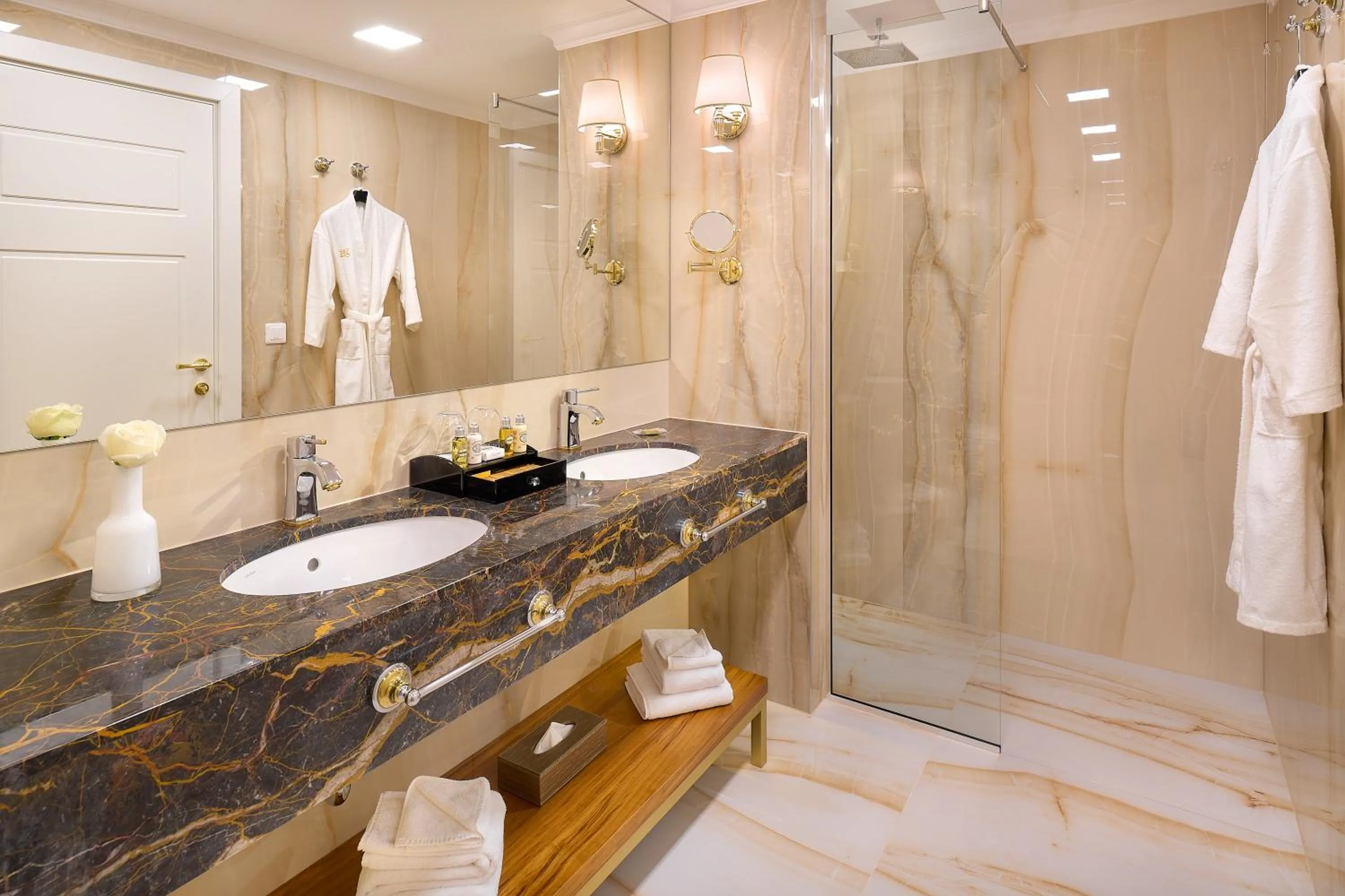 Shower in Hotel Villa Harmony