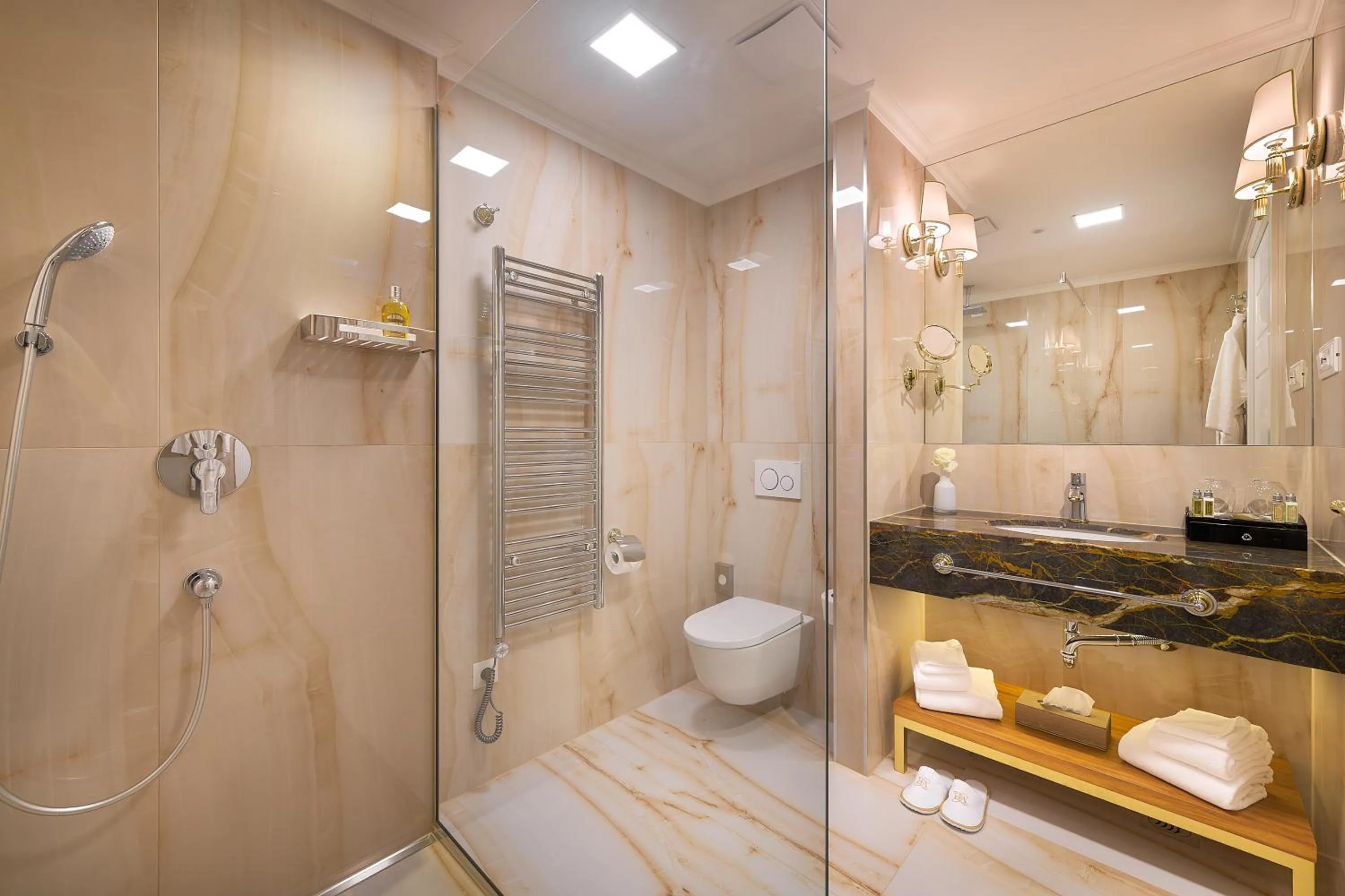 Shower in Hotel Villa Harmony