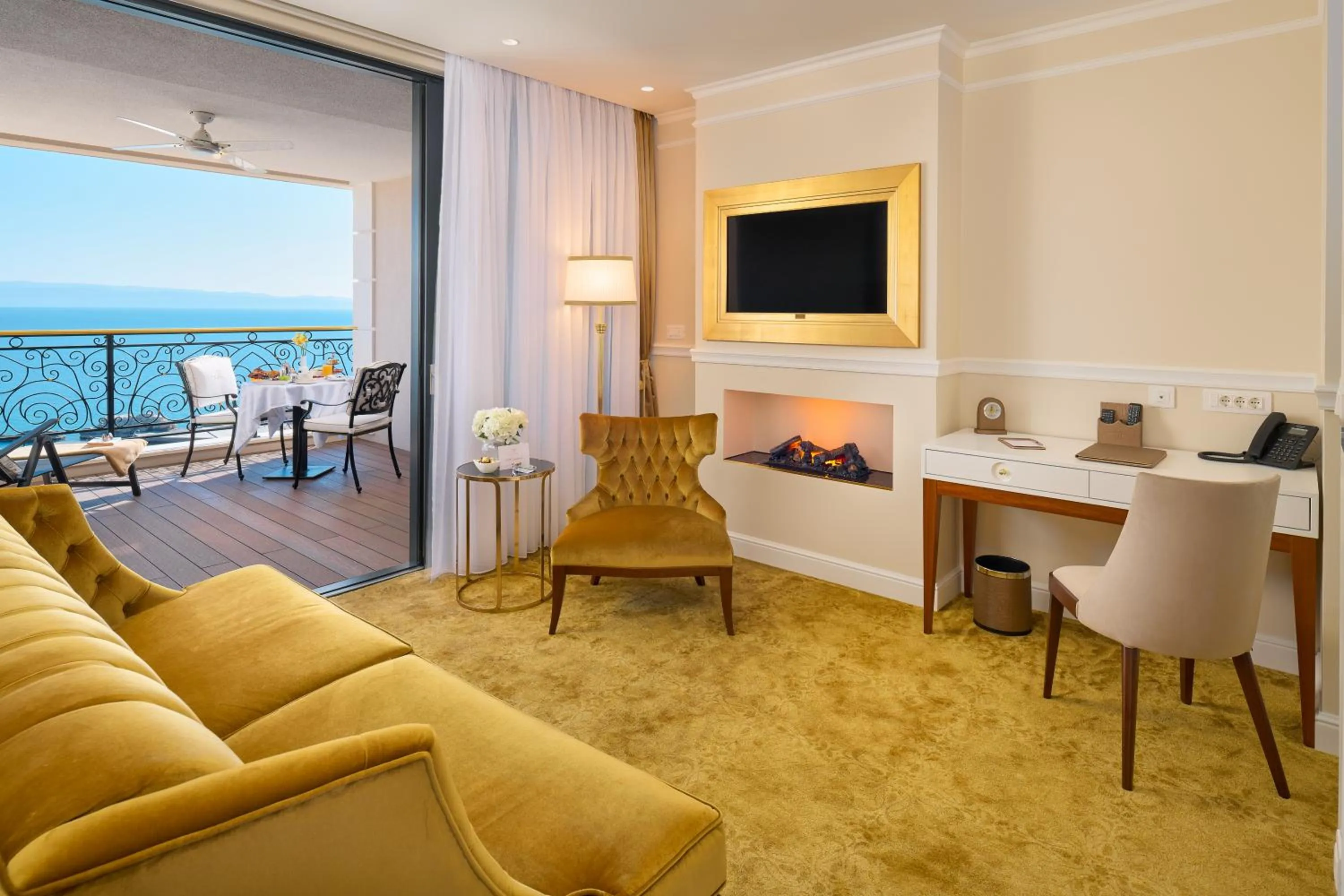 TV and multimedia in Hotel Villa Harmony