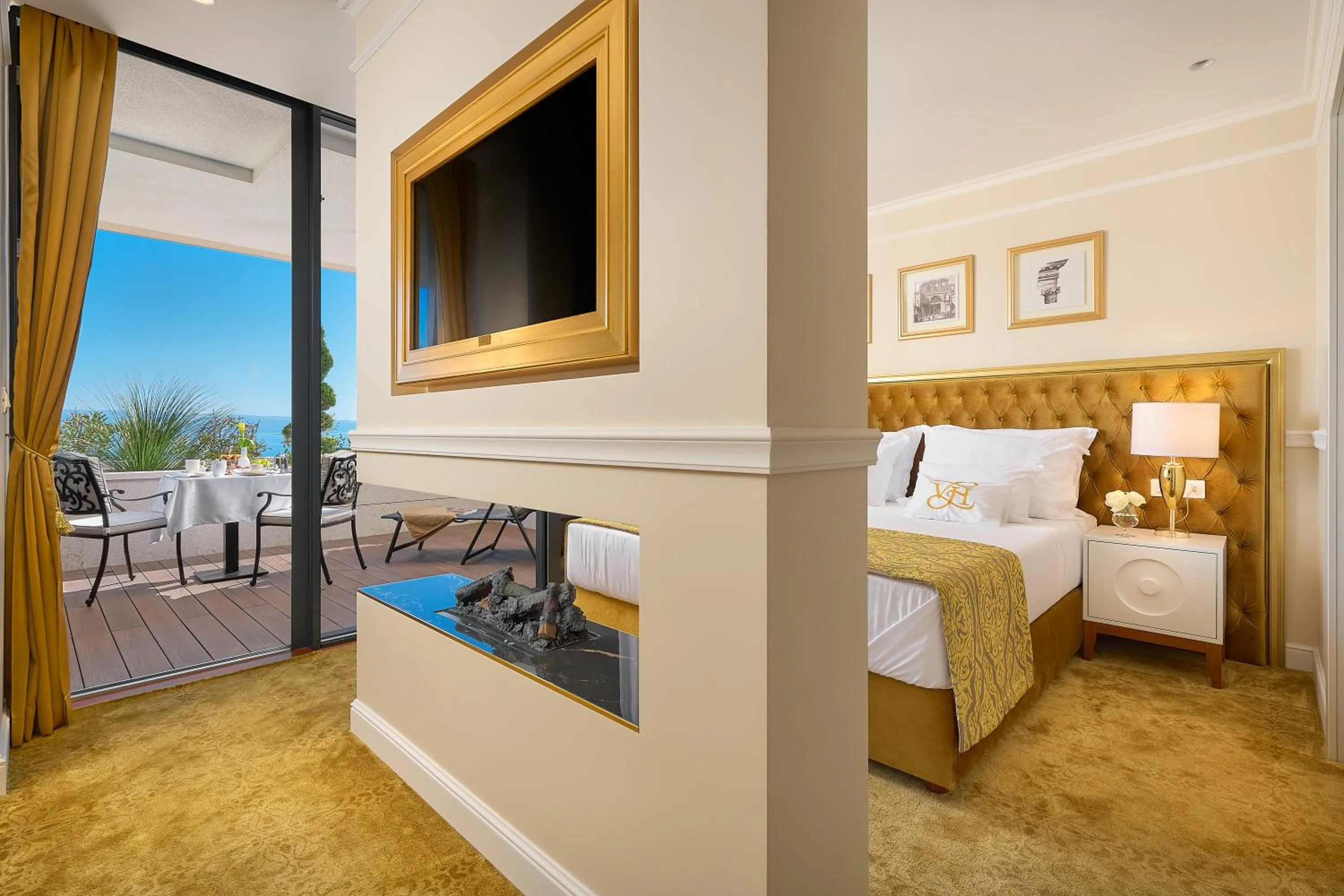 Patio, Bed in Hotel Villa Harmony