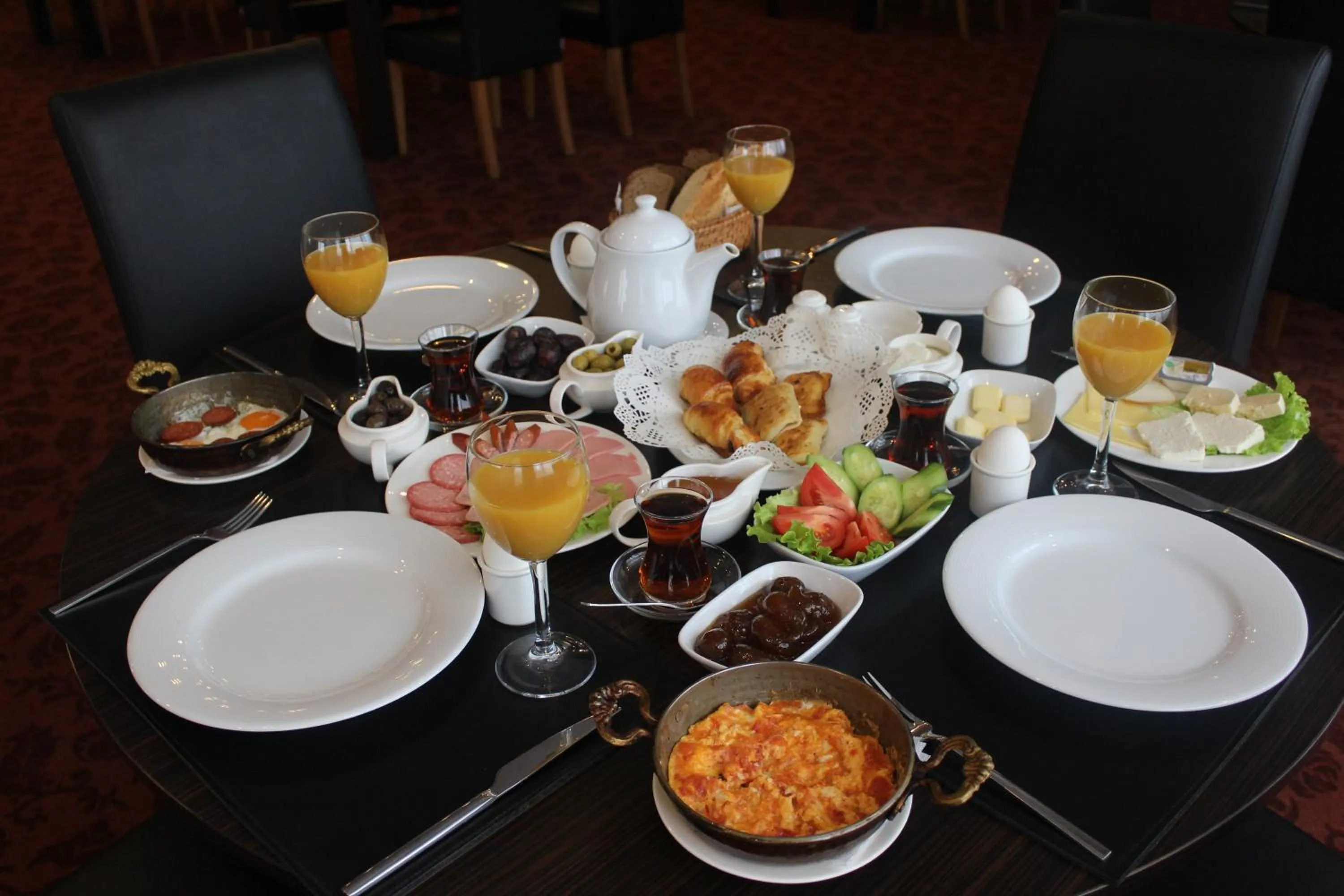 Dining area in New Baku Hotel