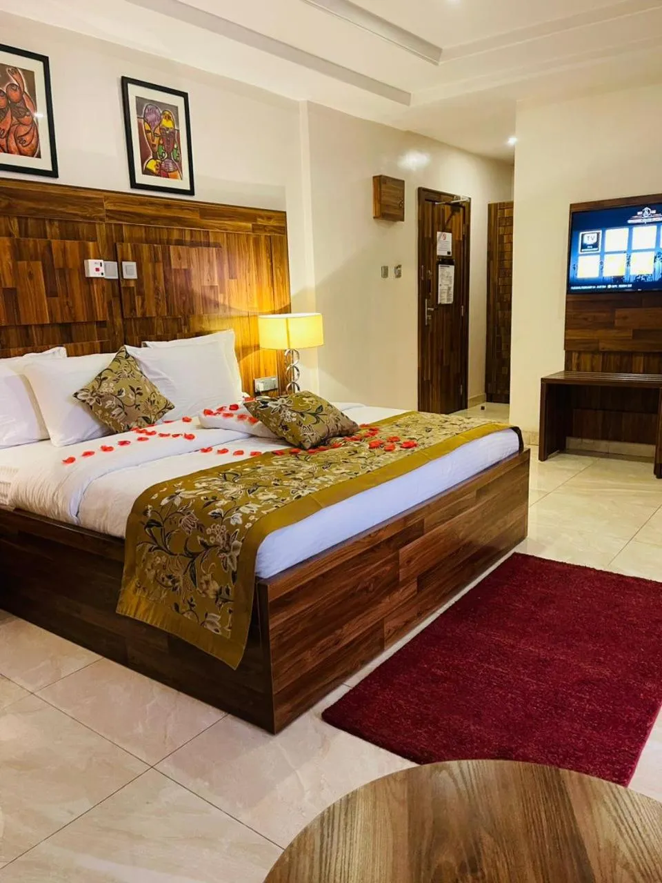 Bed in Qualibest Grand Hotels