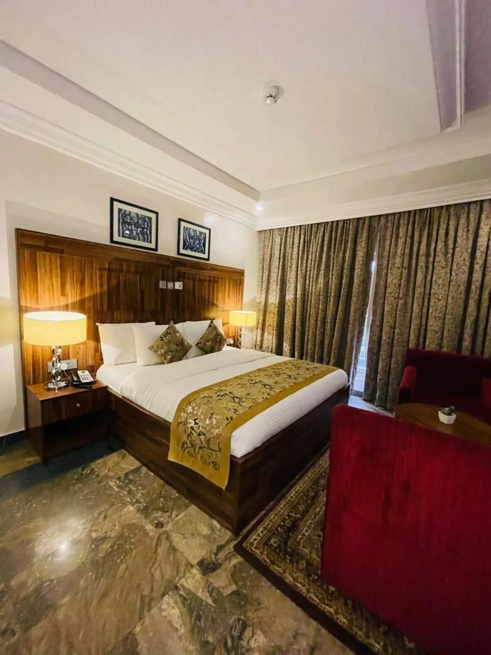 Bed in Qualibest Grand Hotels