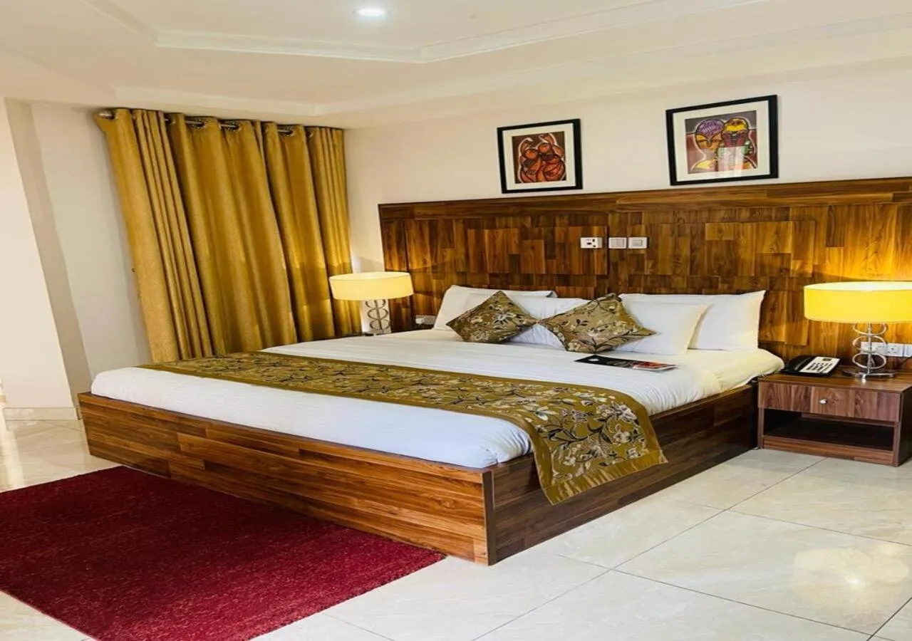 Bed in Qualibest Grand Hotels