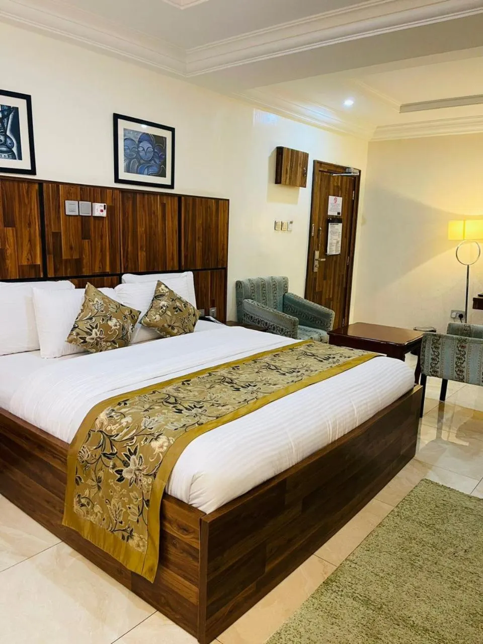 Living room, Bed in Qualibest Grand Hotels