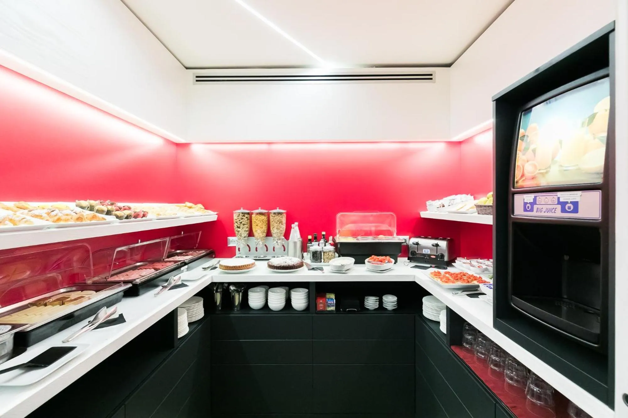 Buffet breakfast in Hotel La Rovere