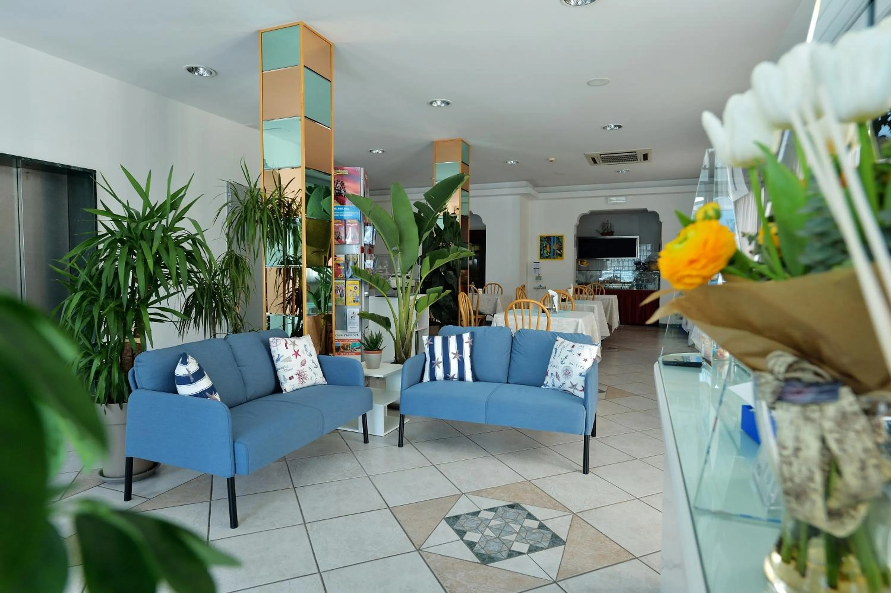 Communal lounge/ TV room in Hotel Oltremar B&B