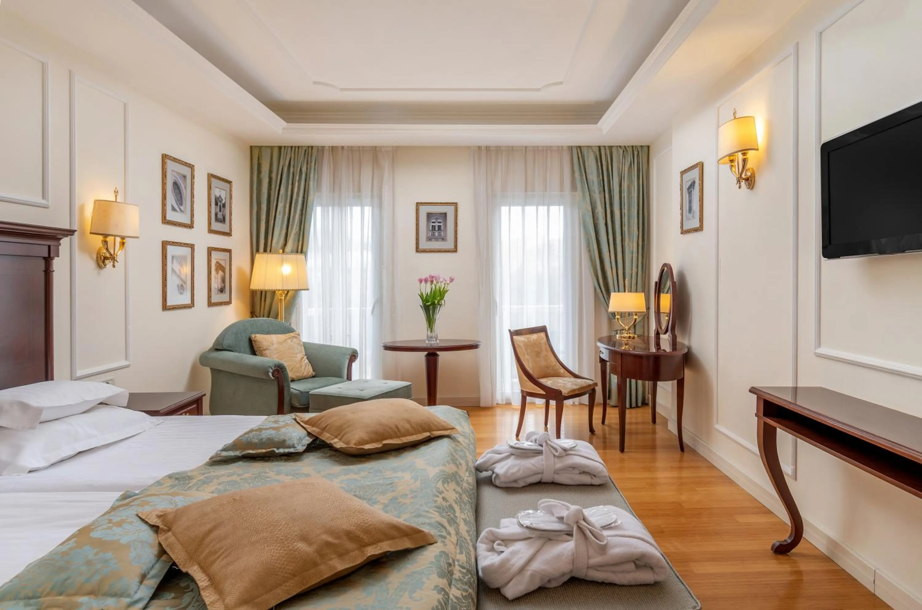 Bed in Hotel President Solin