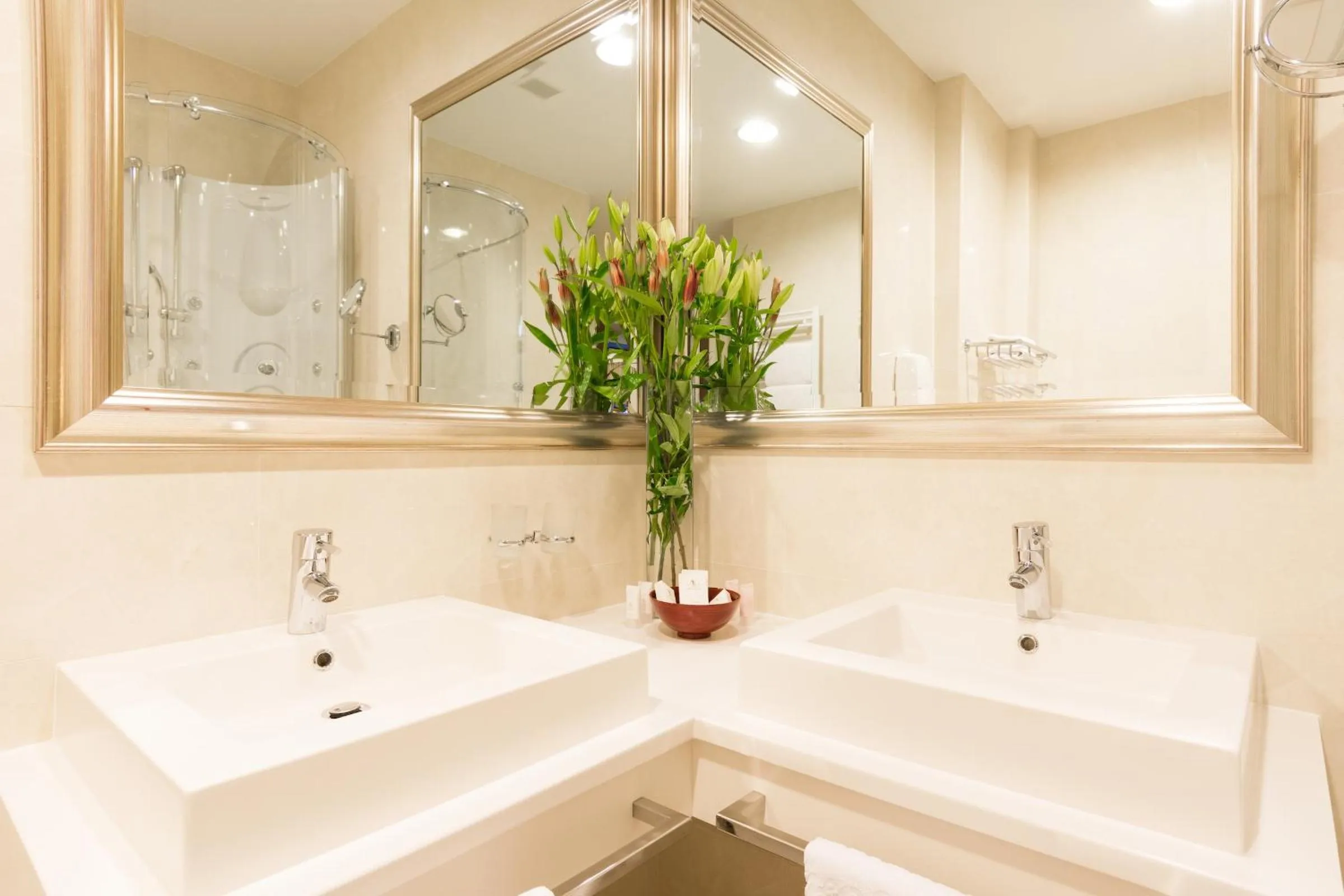 Bathroom in Hotel President Solin