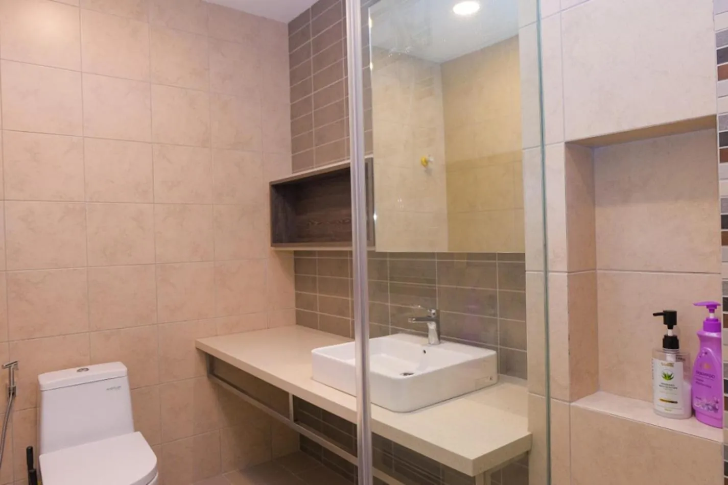 Toilet in The Robertson Bukit Bintang by Wowhome