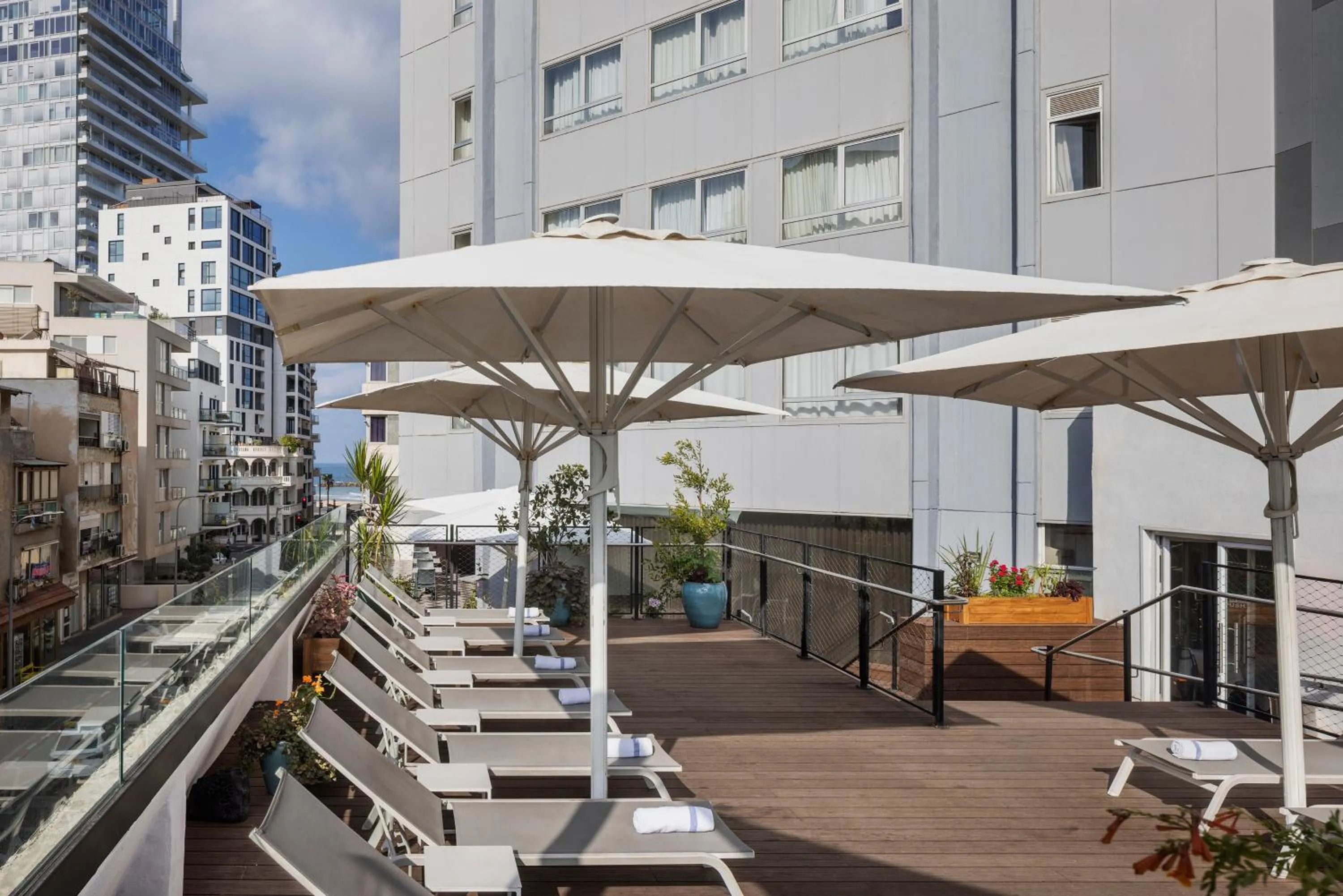 Swimming pool in Metropolitan Hotel