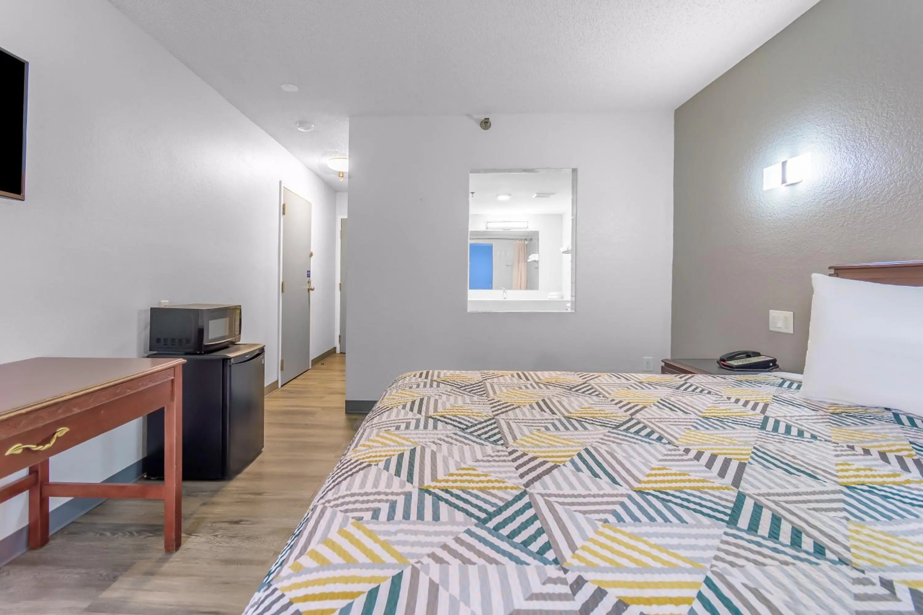 Bedroom, Bed in Motel 6 - Franklin, OH