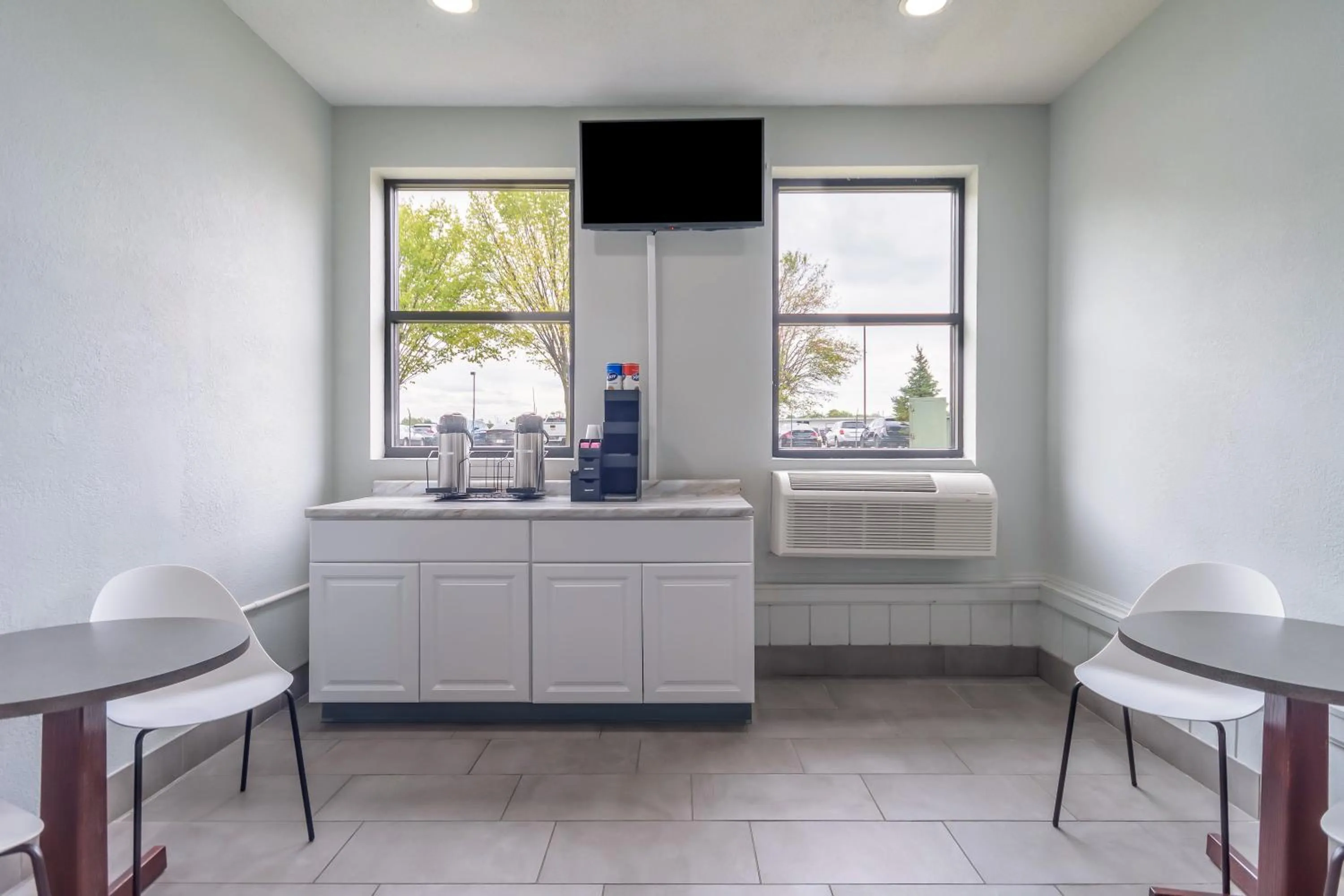 TV and multimedia in Motel 6 - Franklin, OH