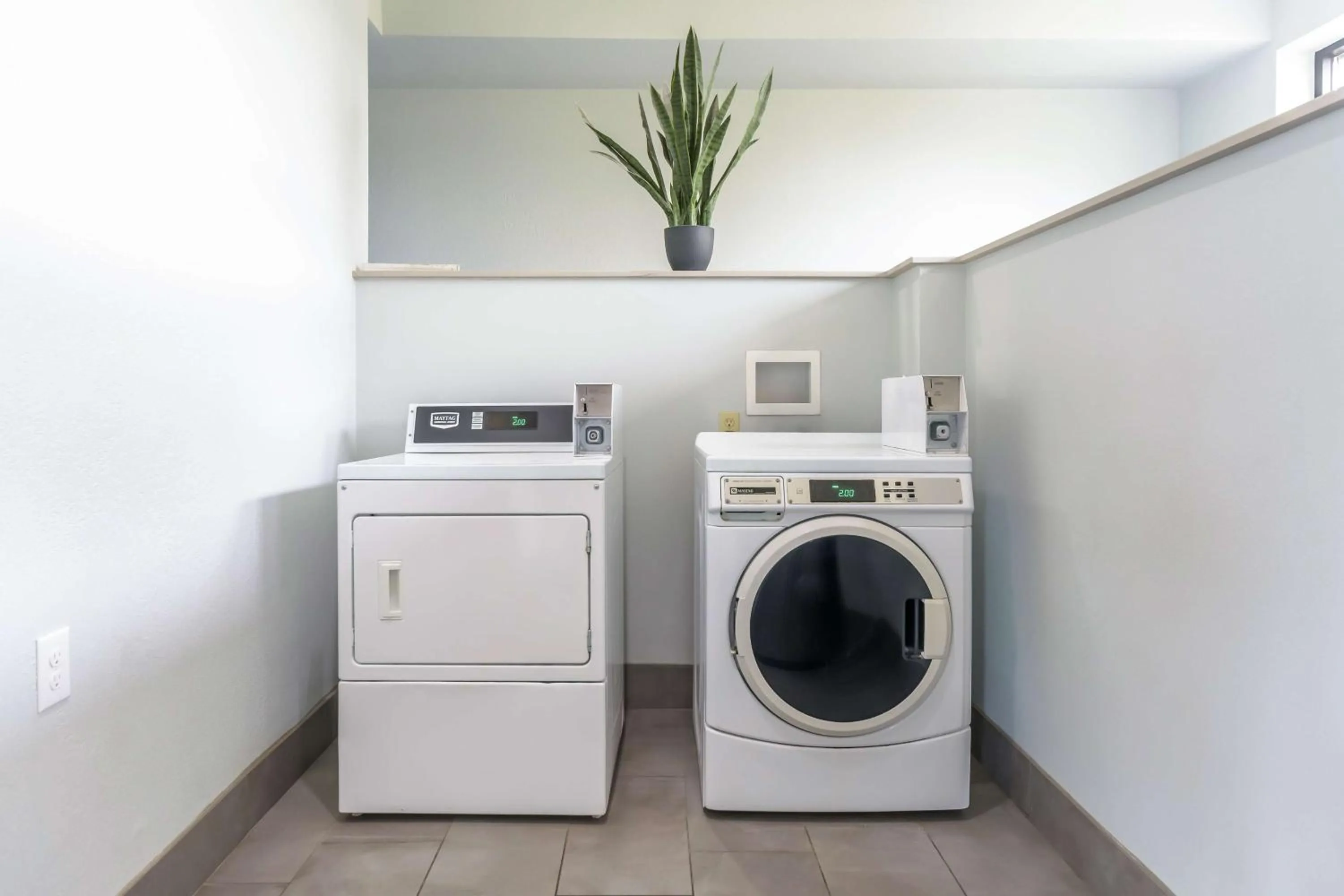 Property building in Motel 6 - Franklin, OH