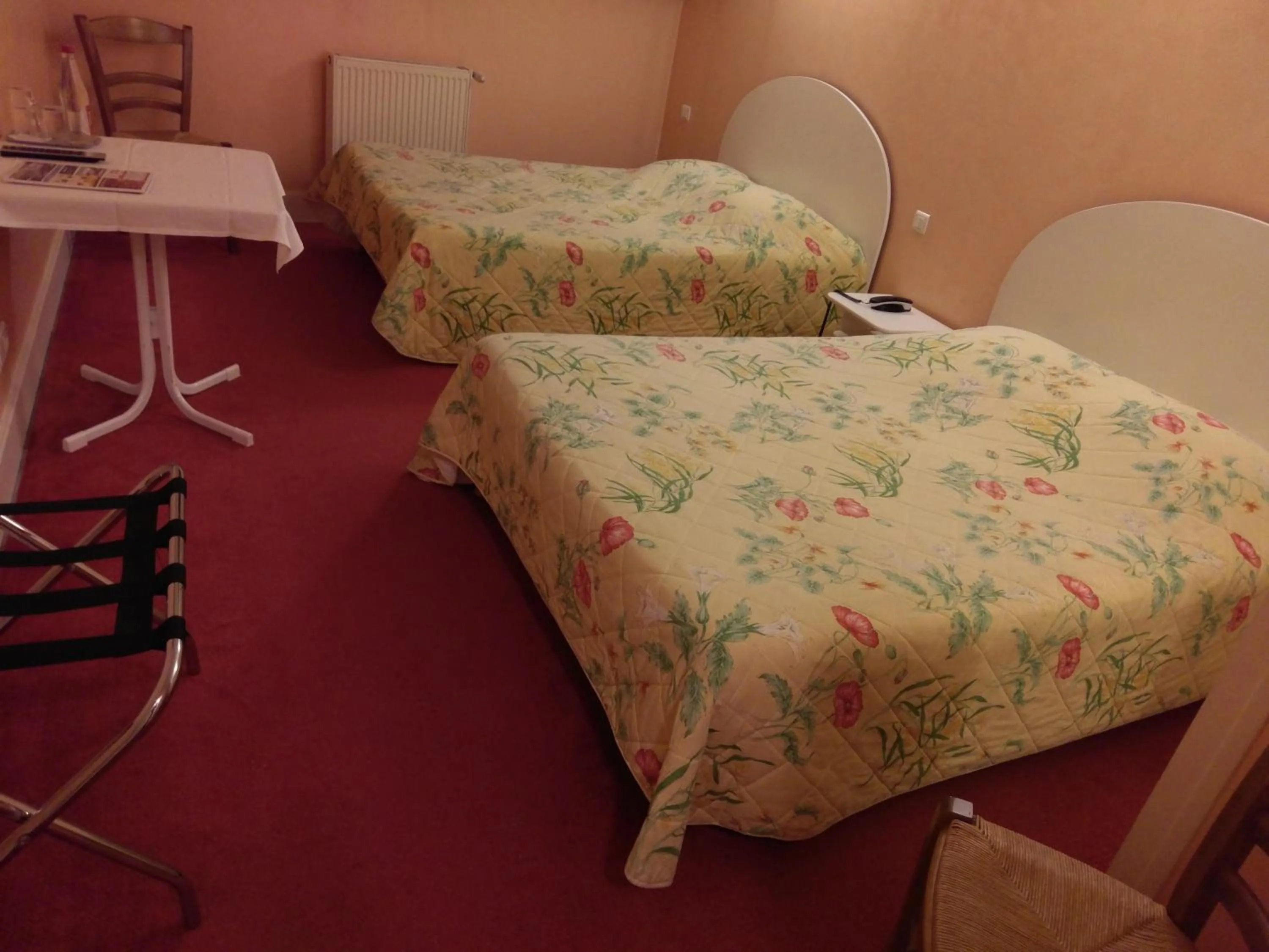 Bed in Logis de L'Europe Restaurant Le Cepage