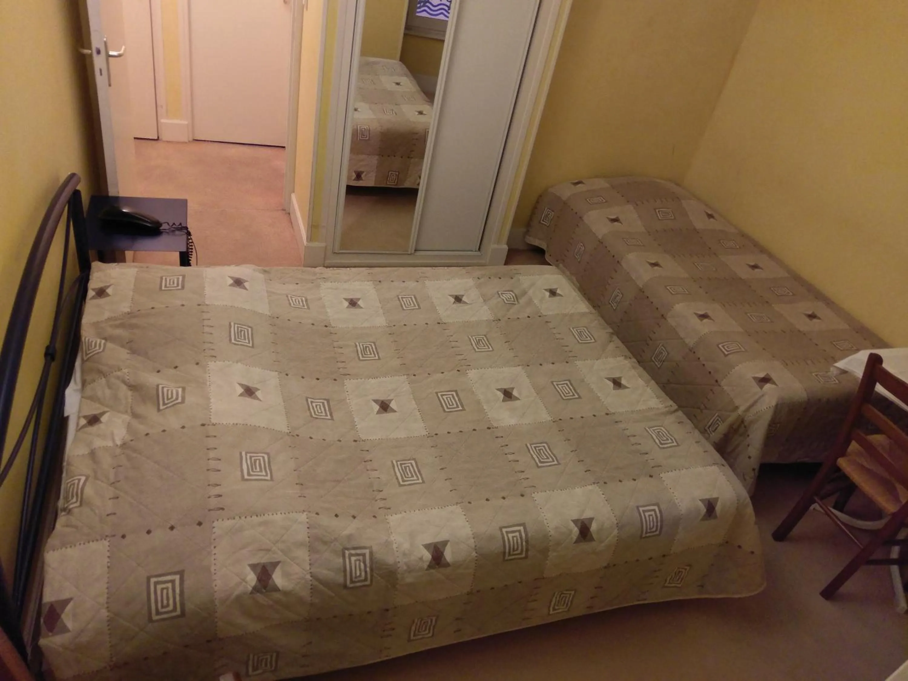 Bed in Logis de L'Europe Restaurant Le Cepage