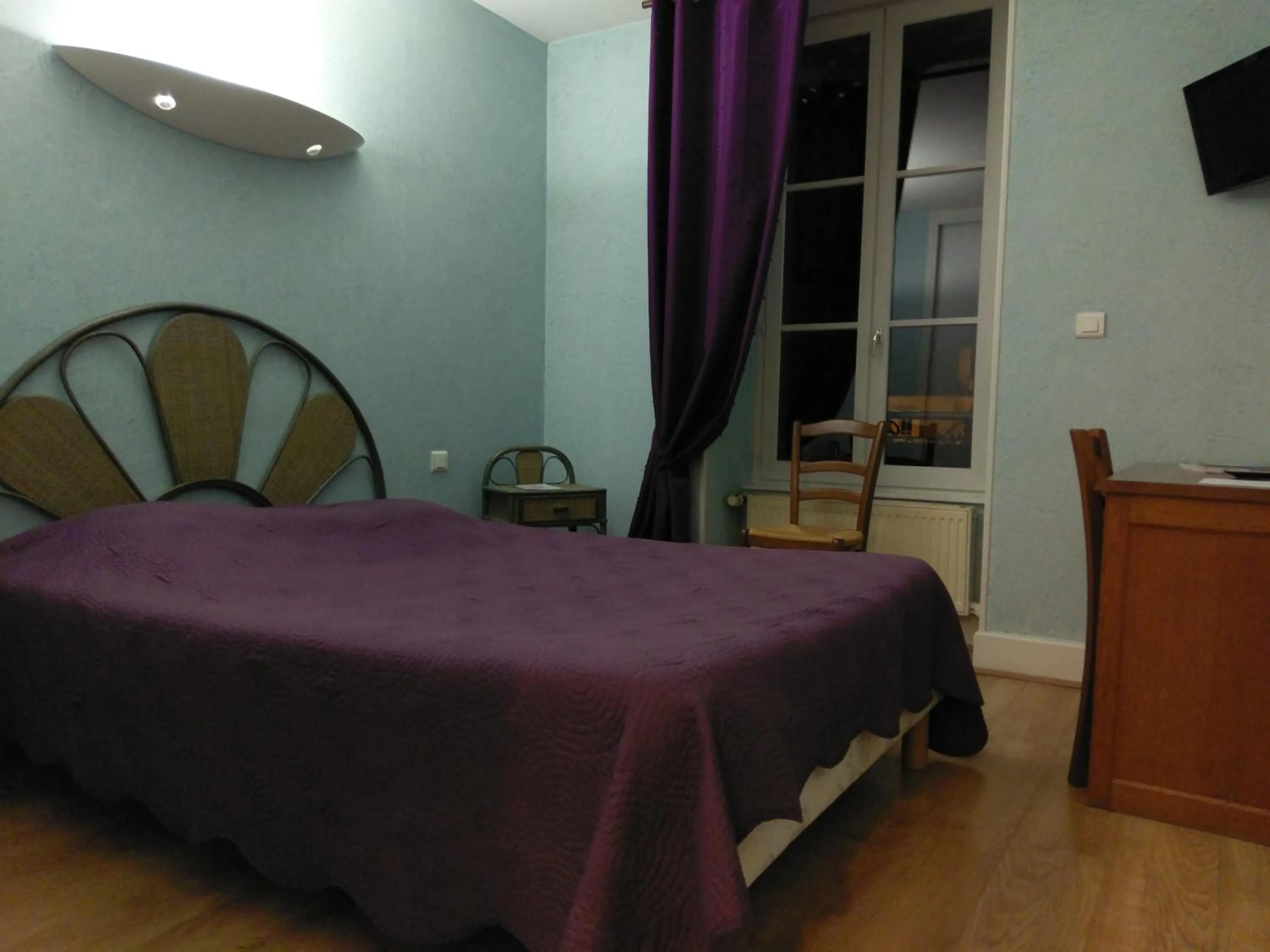 Bed in Logis de L'Europe Restaurant Le Cepage