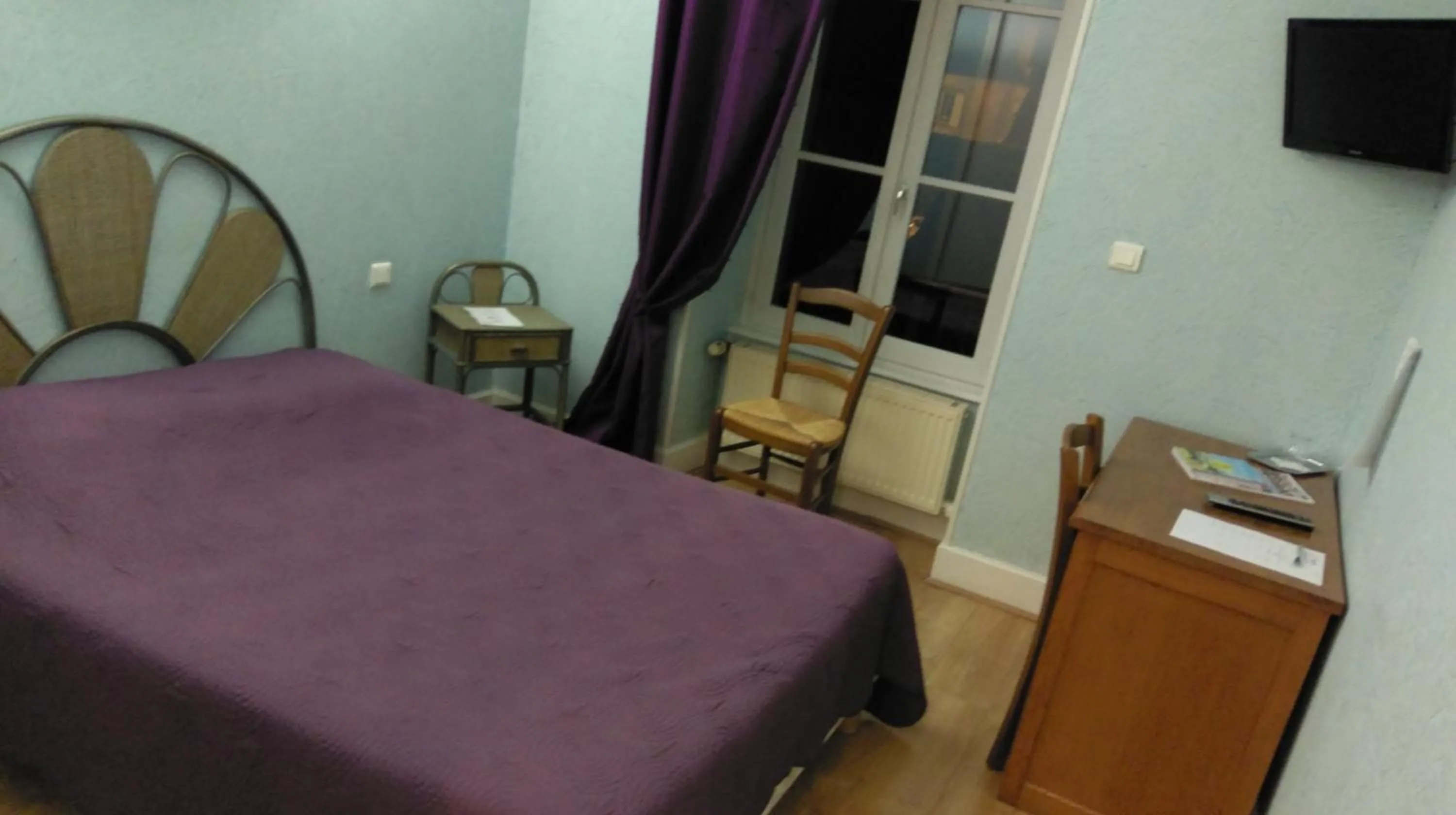 Bed in Logis de L'Europe Restaurant Le Cepage