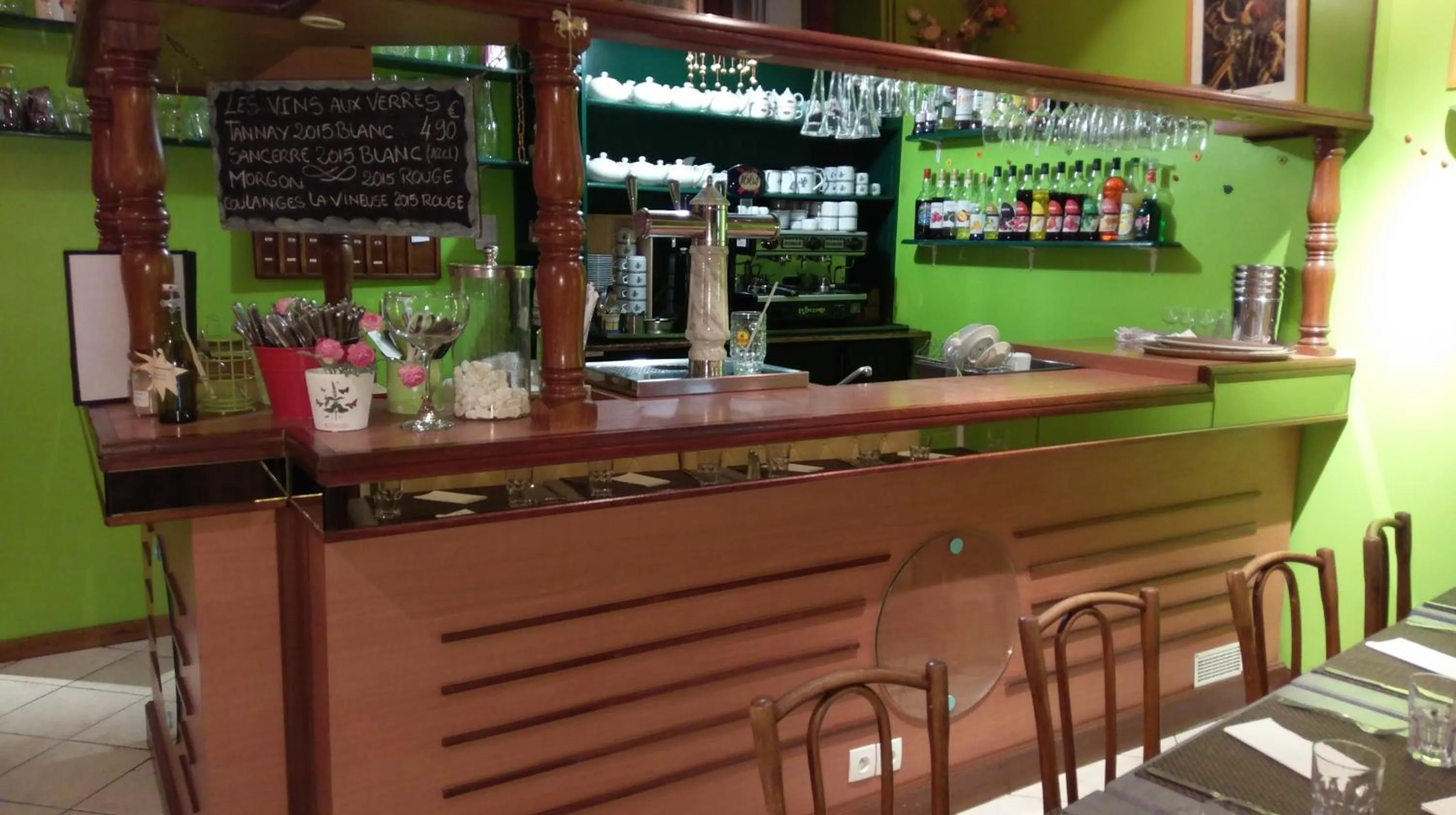 Lounge or bar in Logis de L'Europe Restaurant Le Cepage