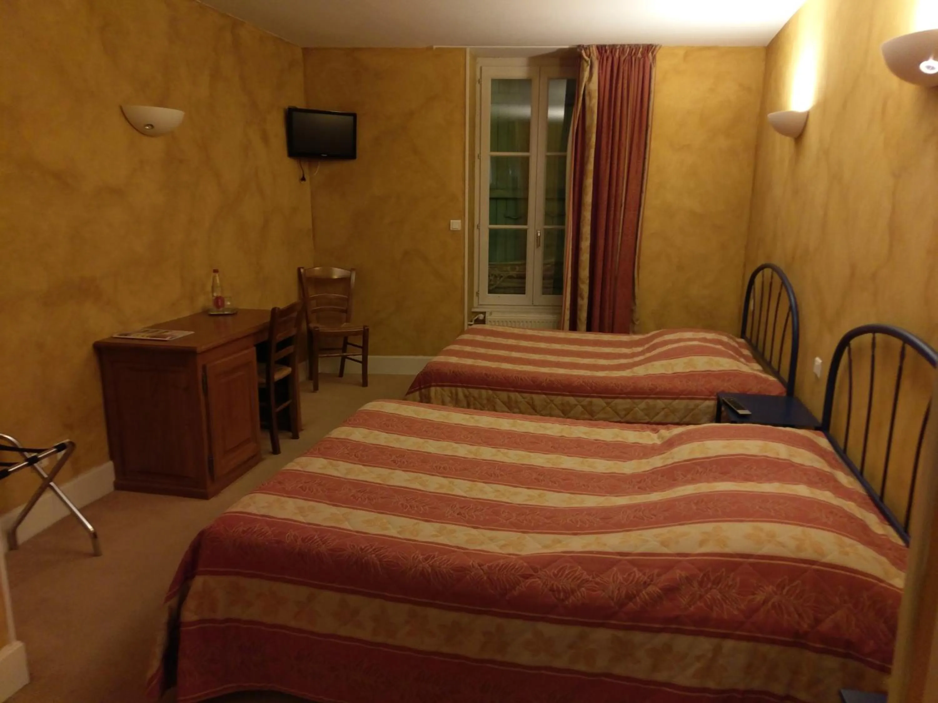 Bed in Logis de L'Europe Restaurant Le Cepage