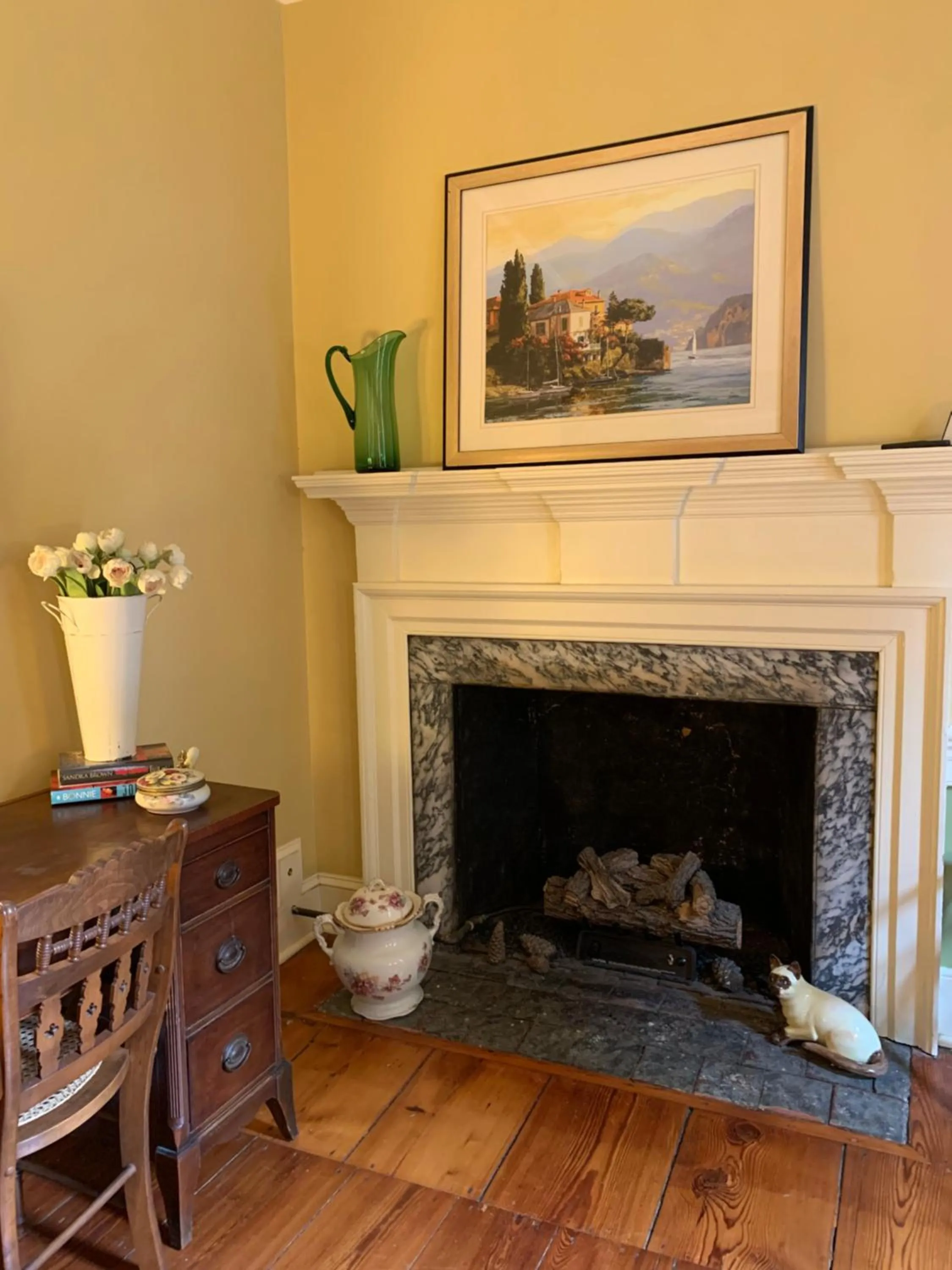 Seating area in The Lily Inn - Burlington