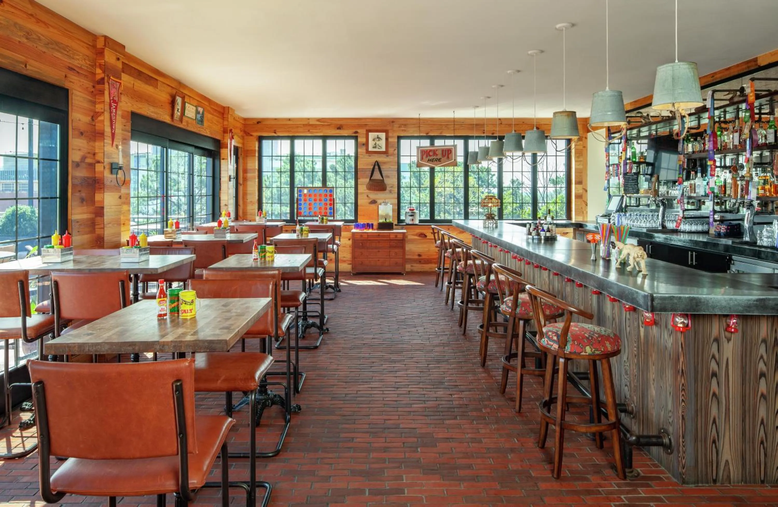 Lounge or bar in Graduate by Hilton Charlottesville