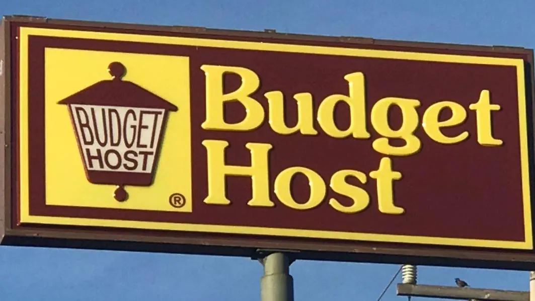 Logo/Certificate/Sign in Budget Host Village Inn