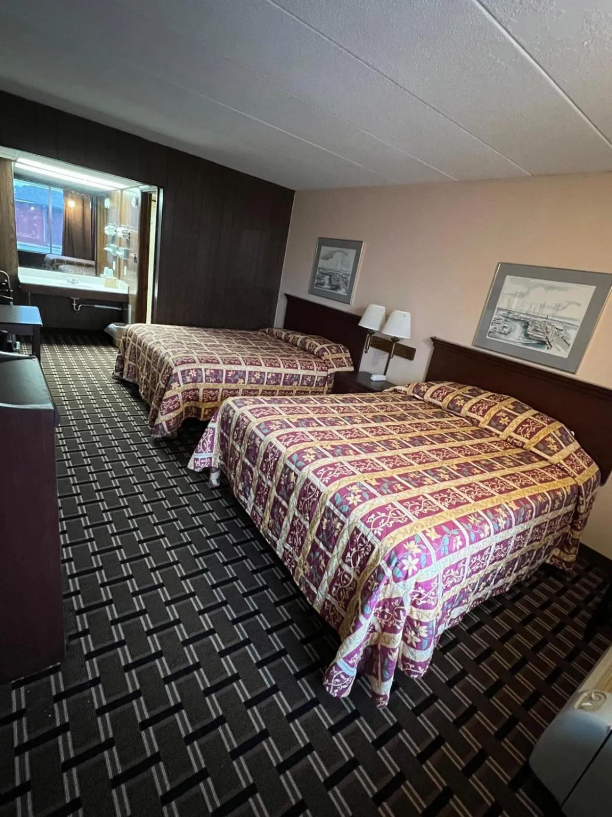 Bedroom, Bed in Budget Host Village Inn