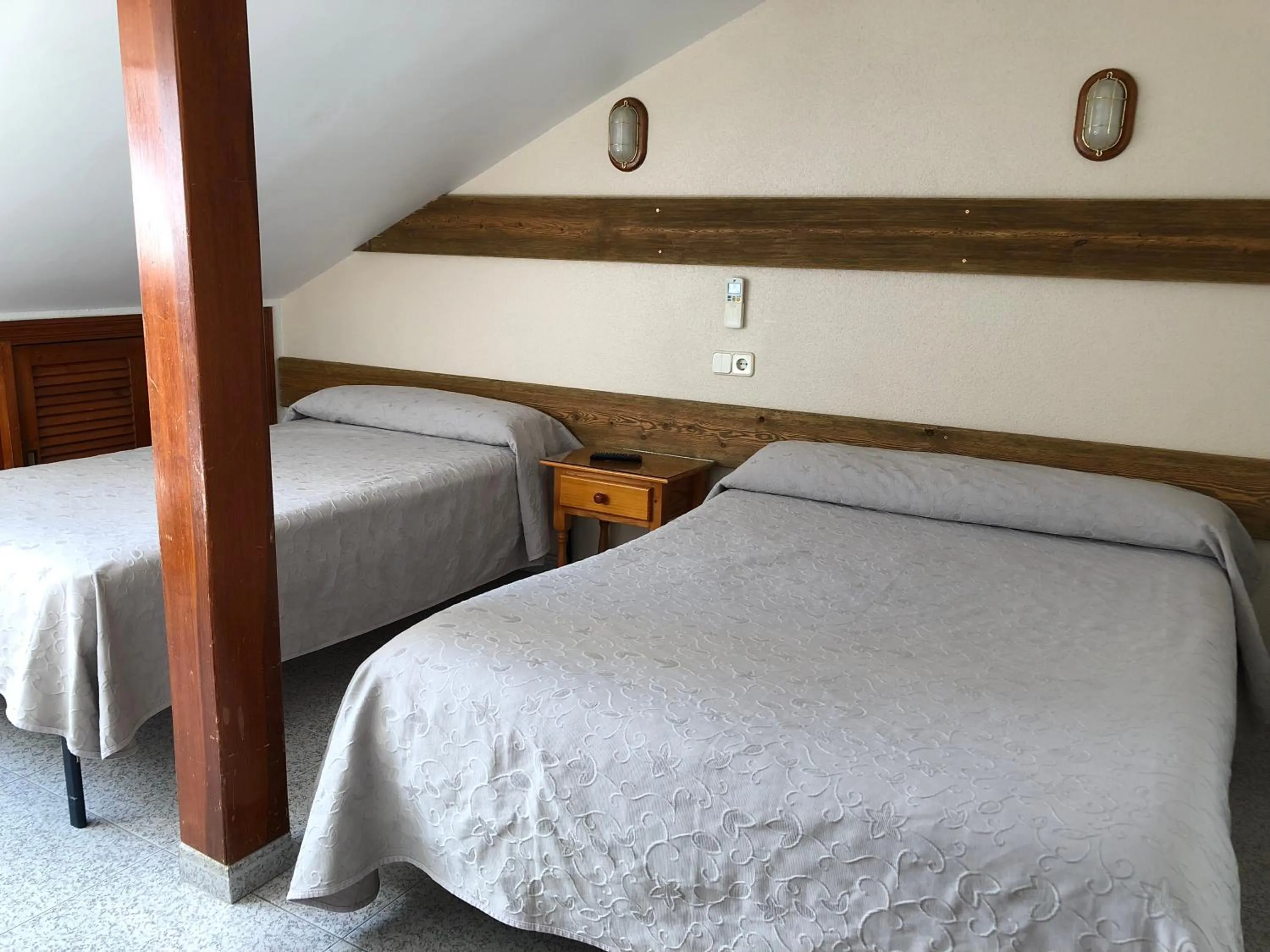 Photo of the whole room, Bed in El Colorín