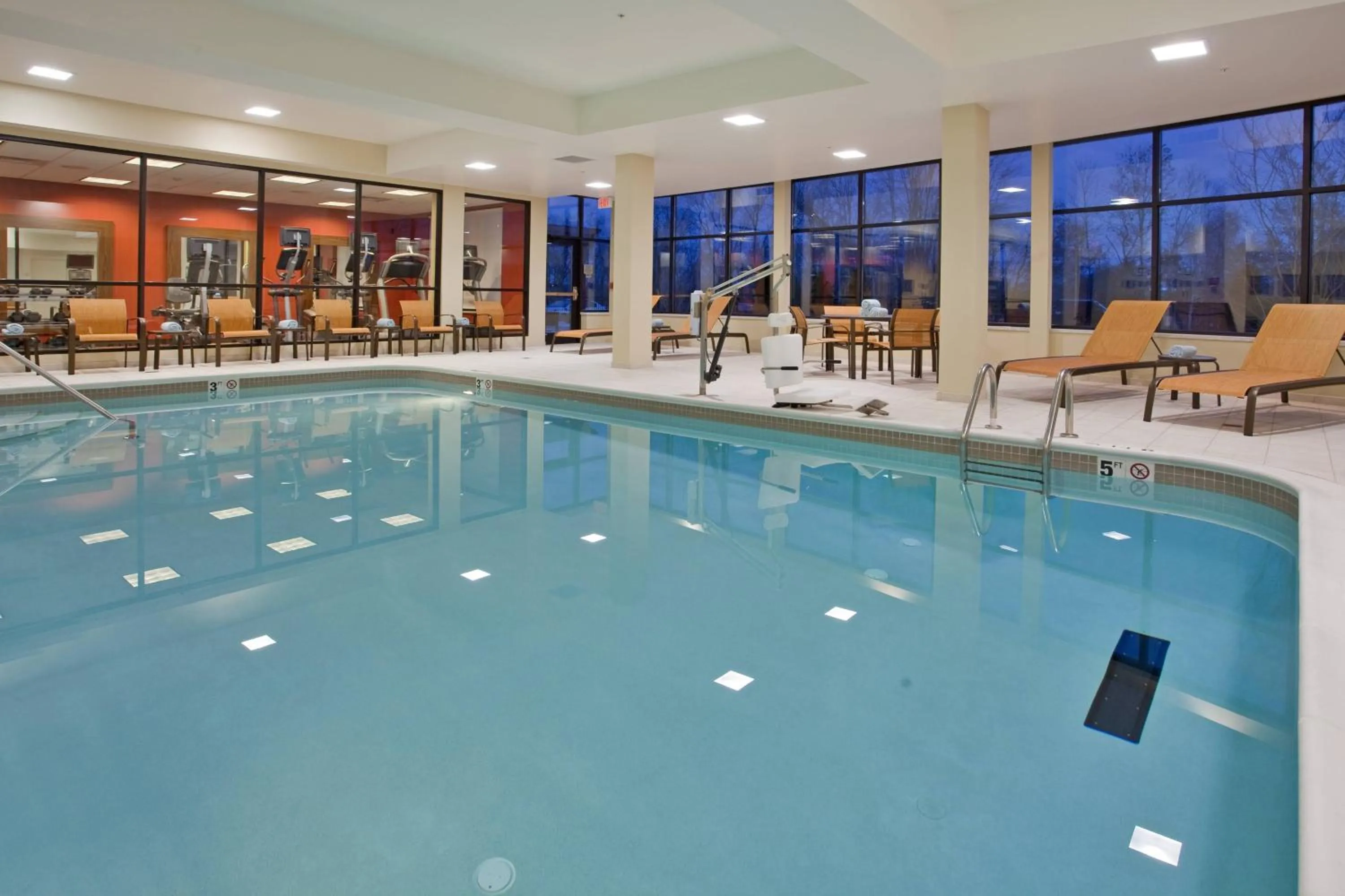 Swimming pool in Courtyard by Marriott Pittsburgh North/Cranberry Woods