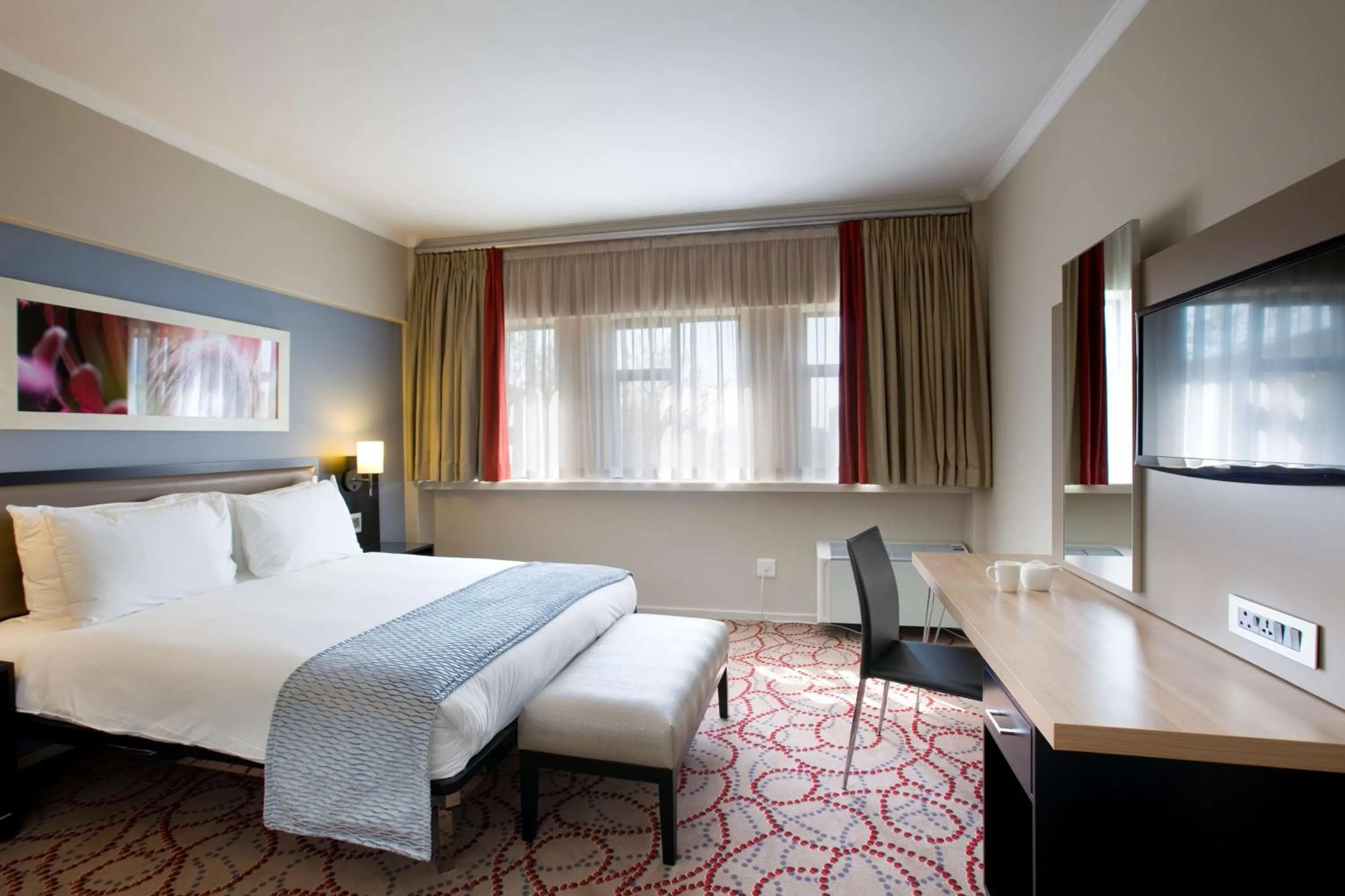 Photo of the whole room, Bed in SunSquare Cape Town Gardens