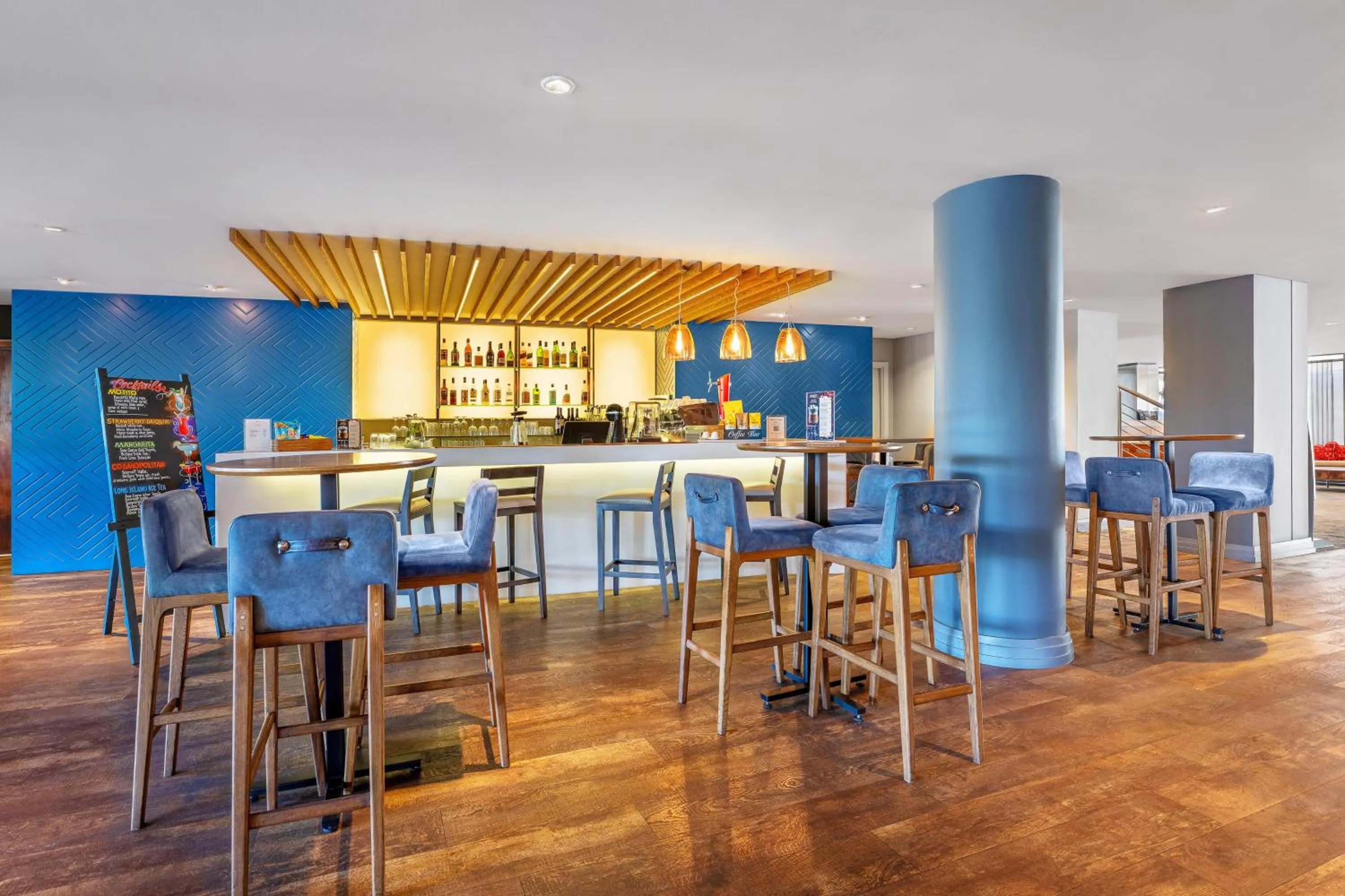 Lounge or bar in SunSquare Cape Town Gardens